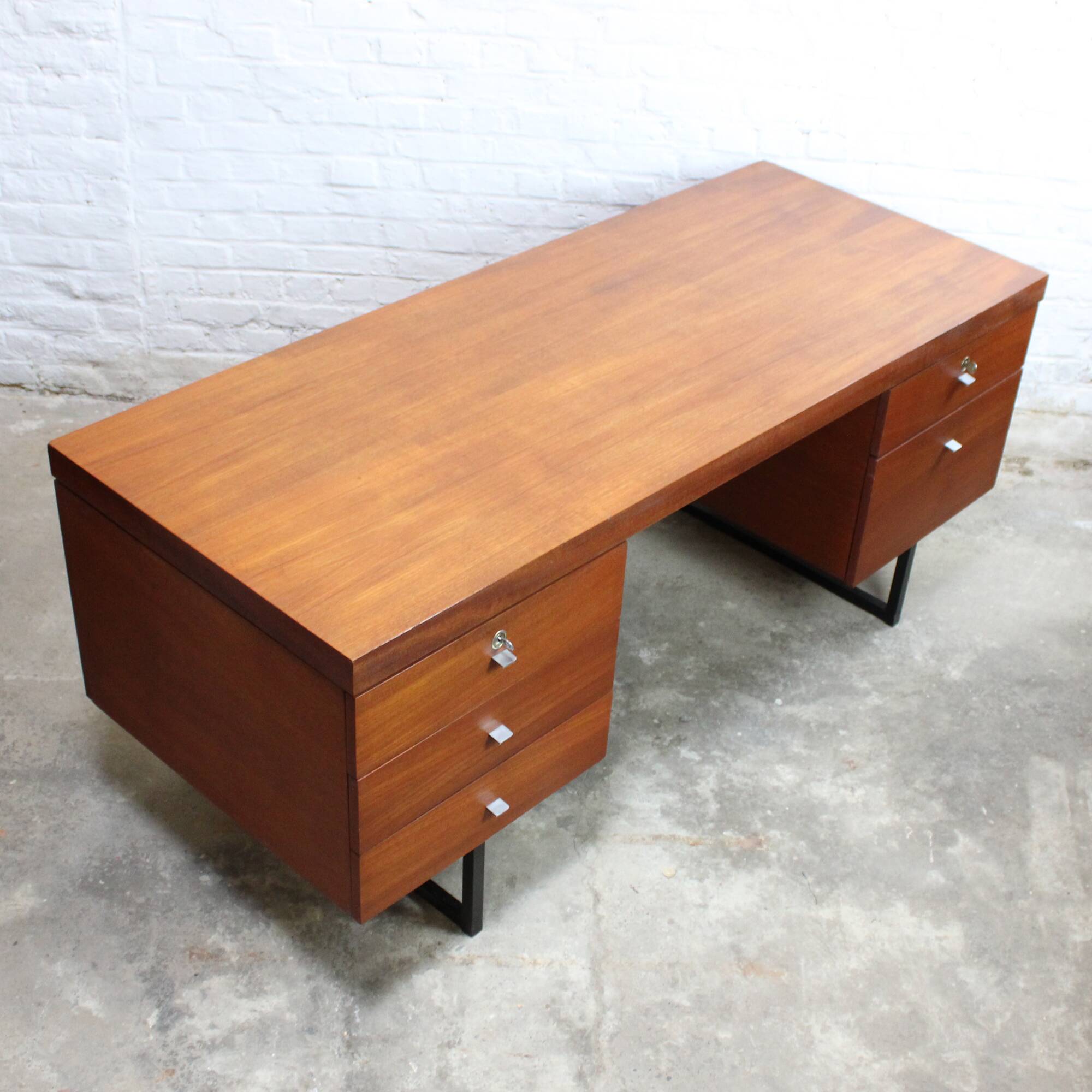 Bureau "Ministre" par Pierre Guariche pour Meurop 1961