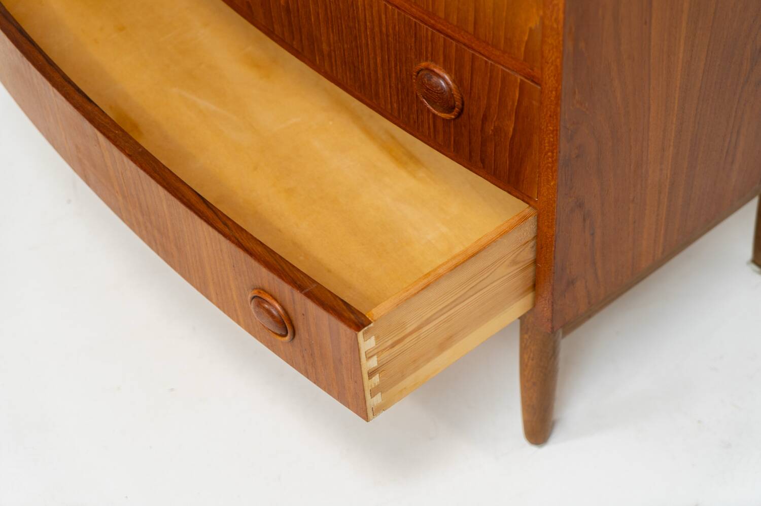 Commode à façade bombée Kai Kristiansen (Danemark, années 1960).