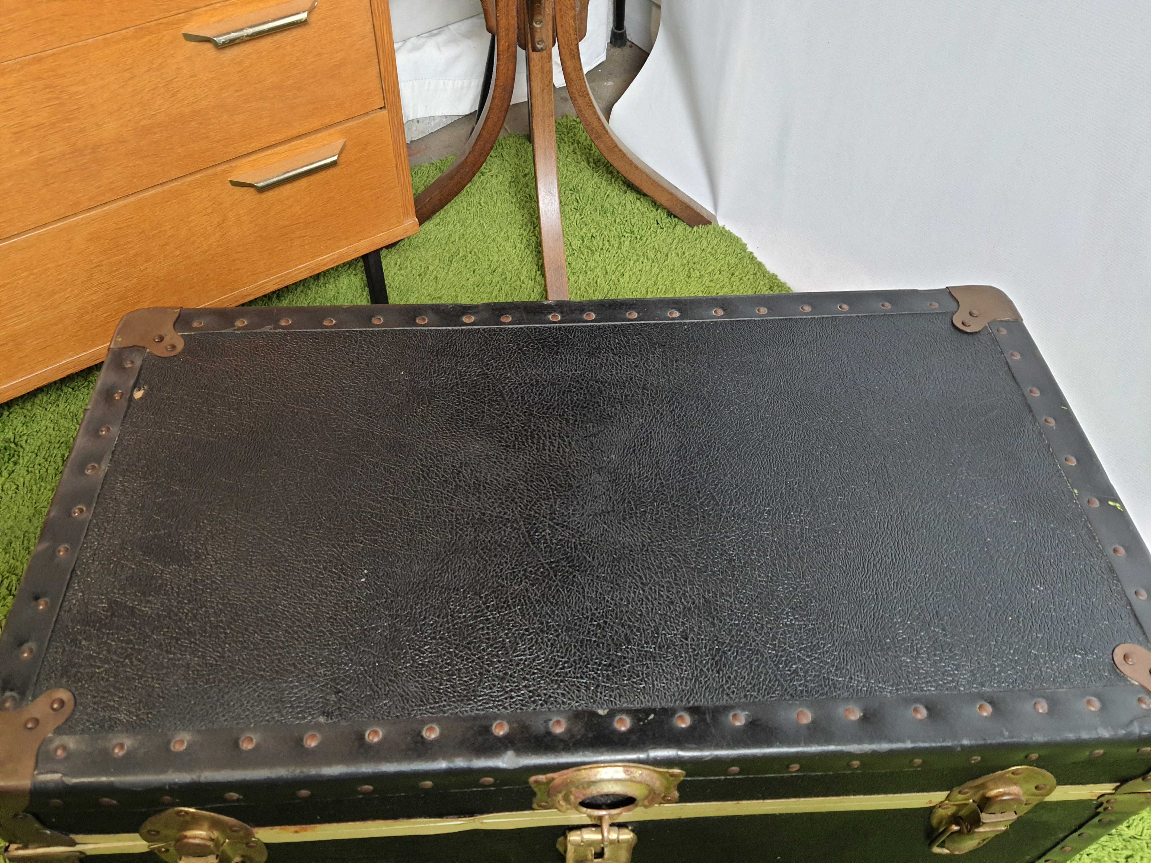 Old black black gold ironing