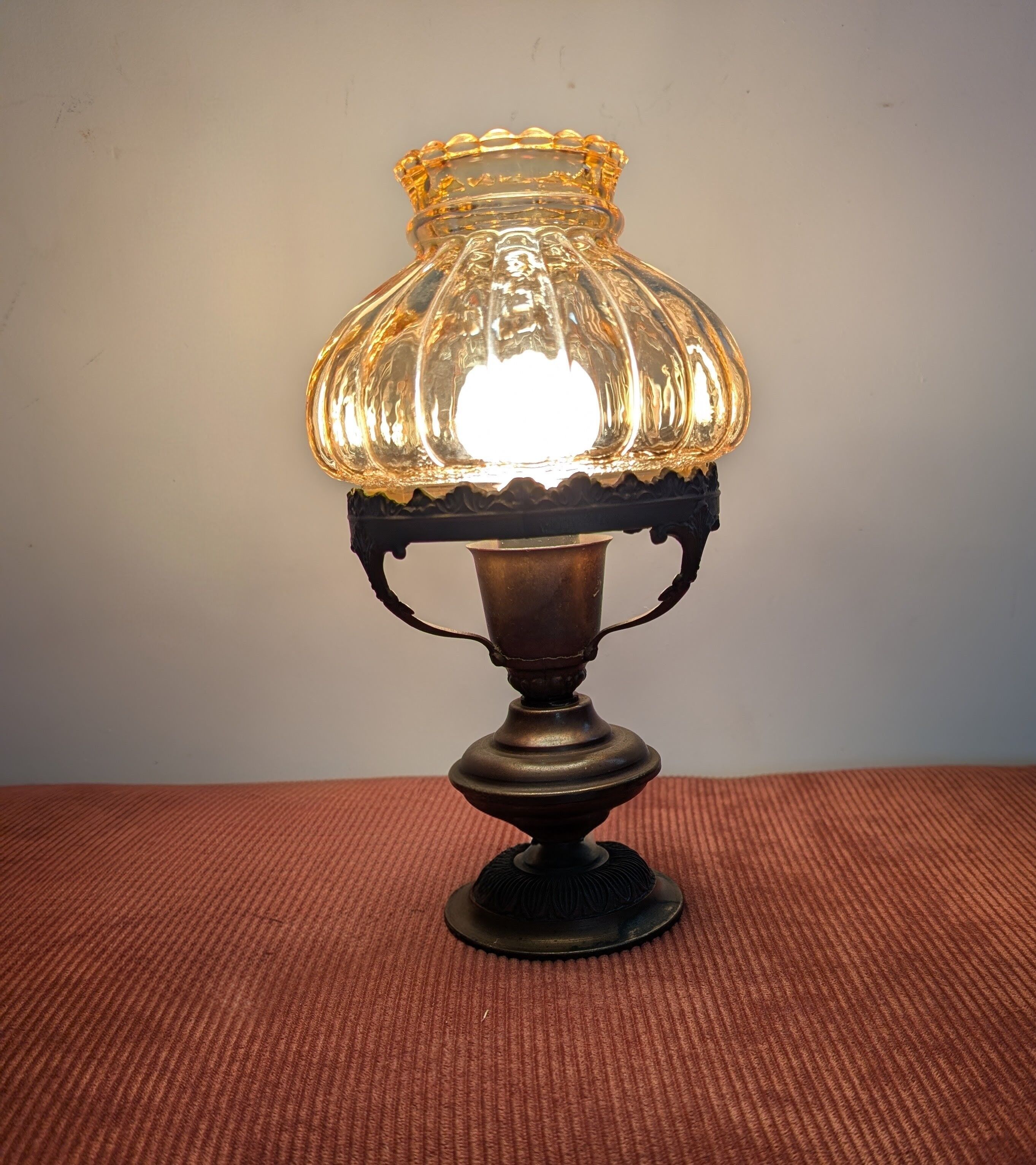 Vintage lamp in brass and amber glass