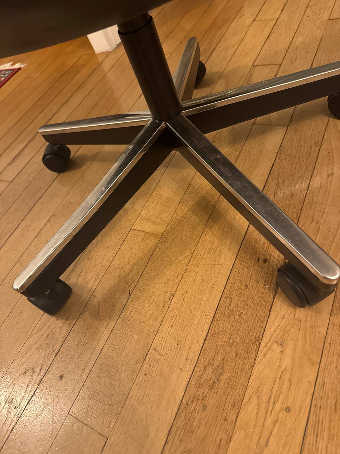 Charles Pollock office chair, Knoll edition