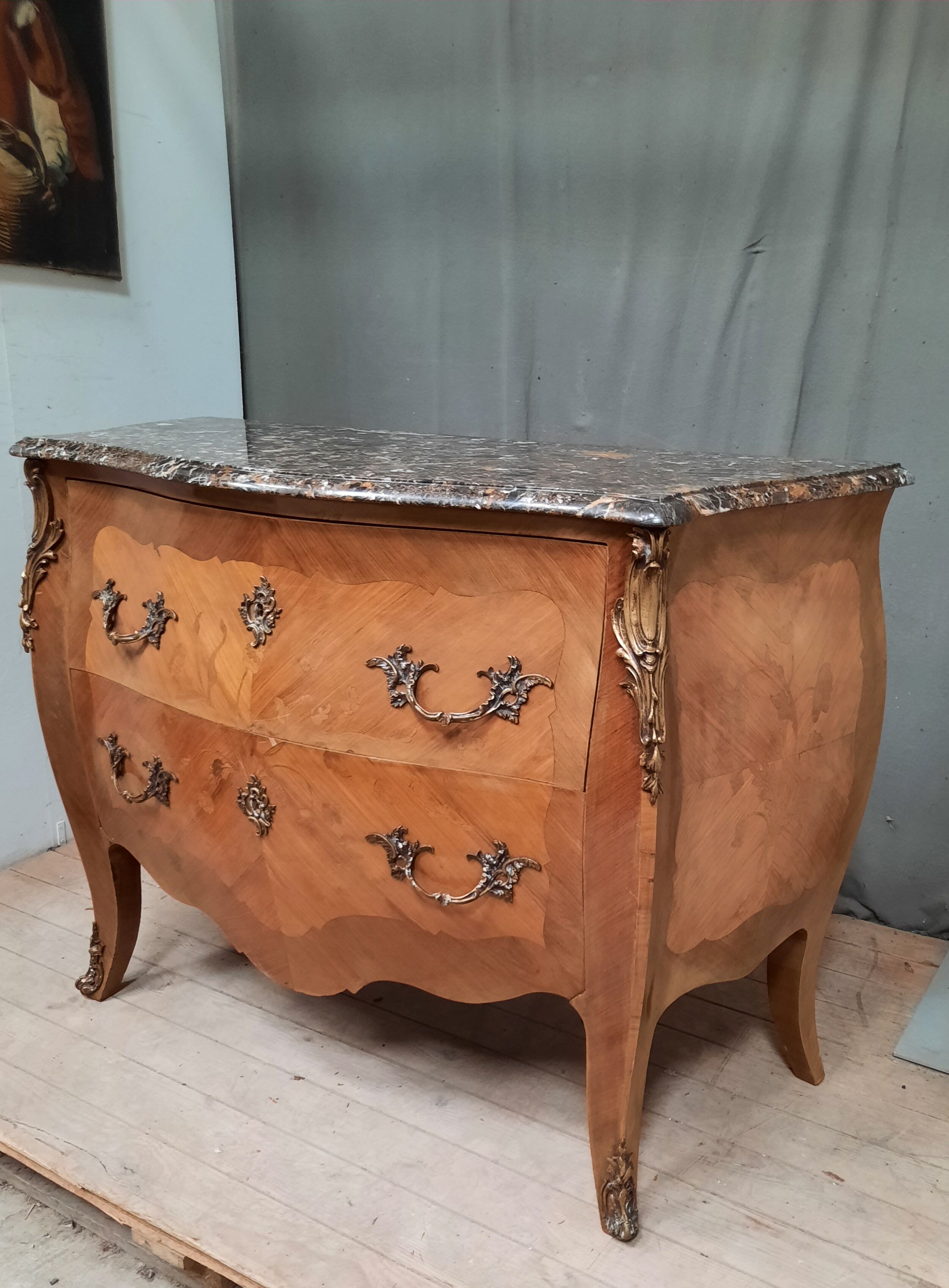 Commode en marquetterie style Louis XVI