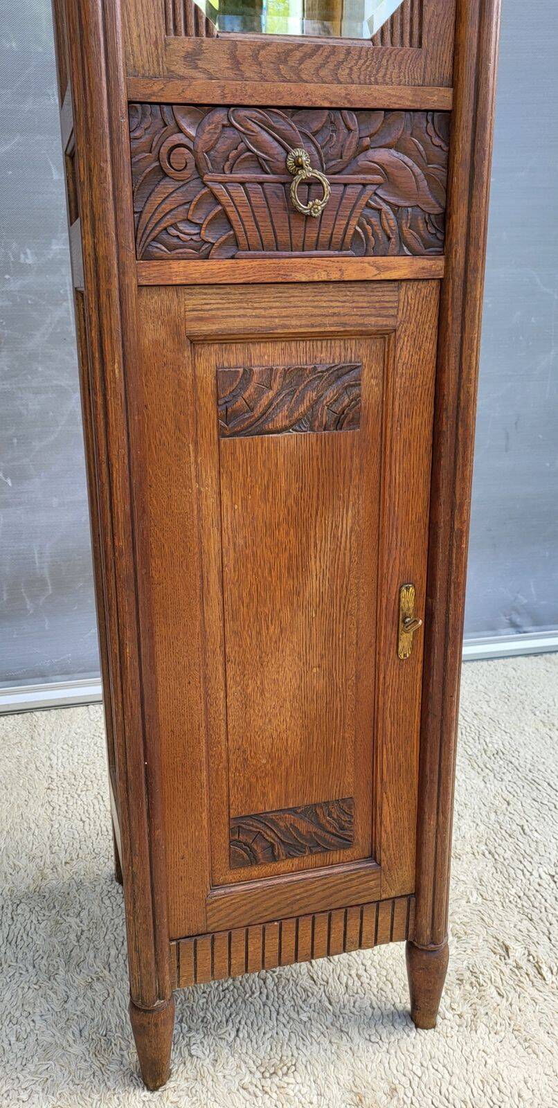 Art Deco display column for jewellery and accessories.