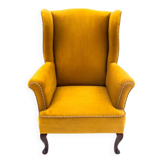 Fauteuil à dos d’aile jaune, Europe du Nord, milieu du 20ème siècle. Après rénovation.