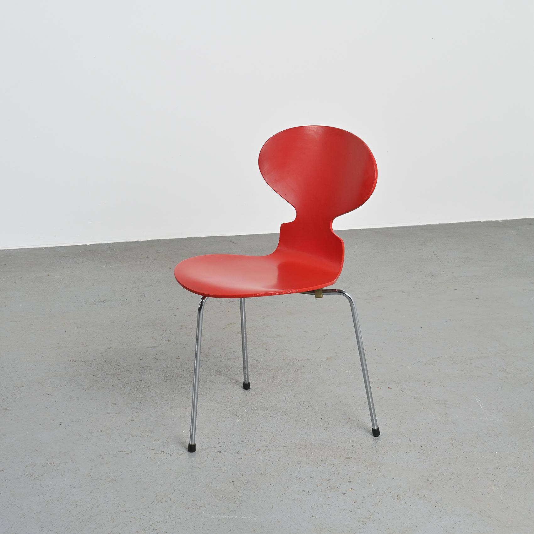 Ensemble de trois chaises "Fourmi", Arne Jacobsen, 1974