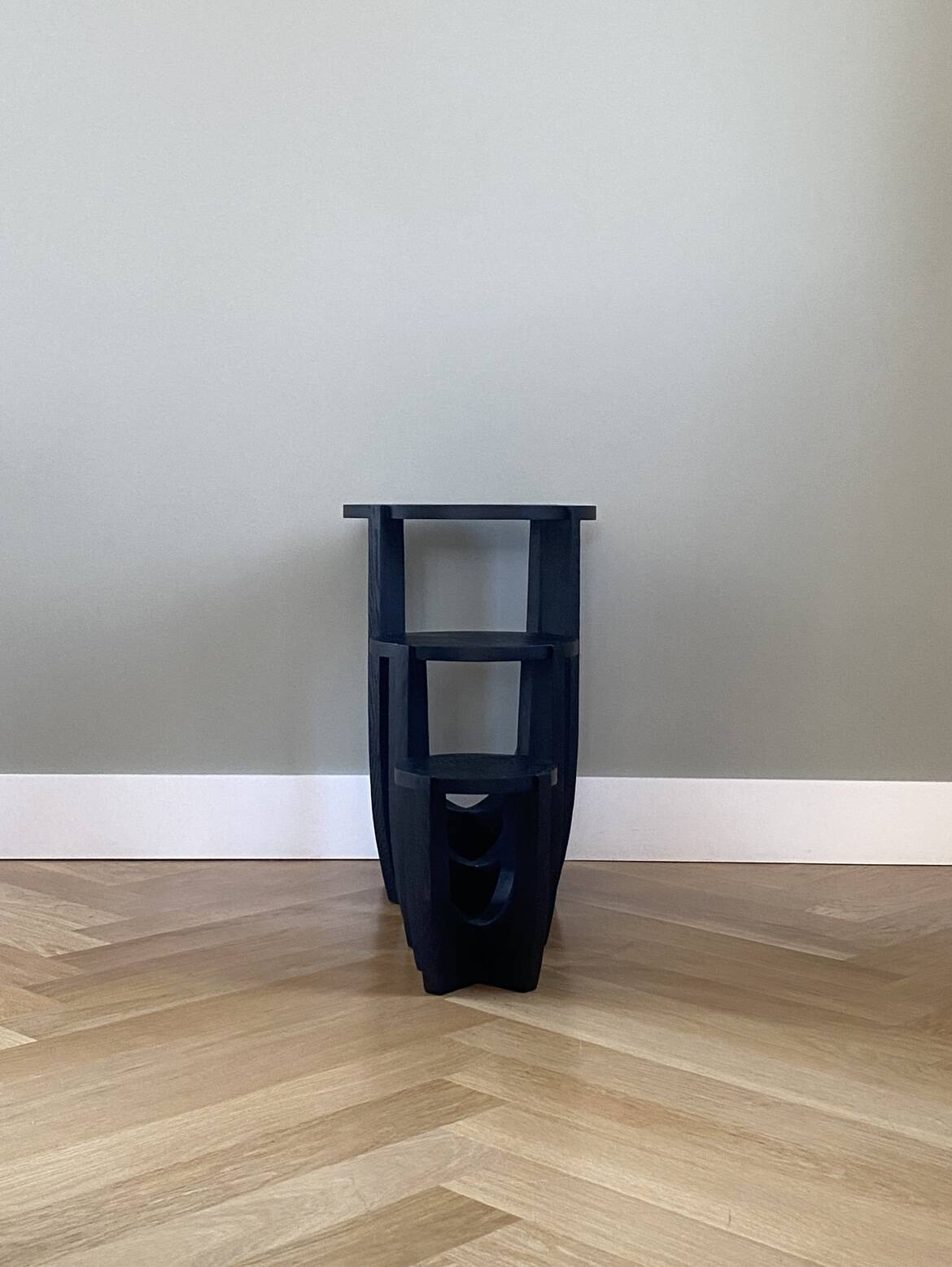 Trois tables d'appoint en bois