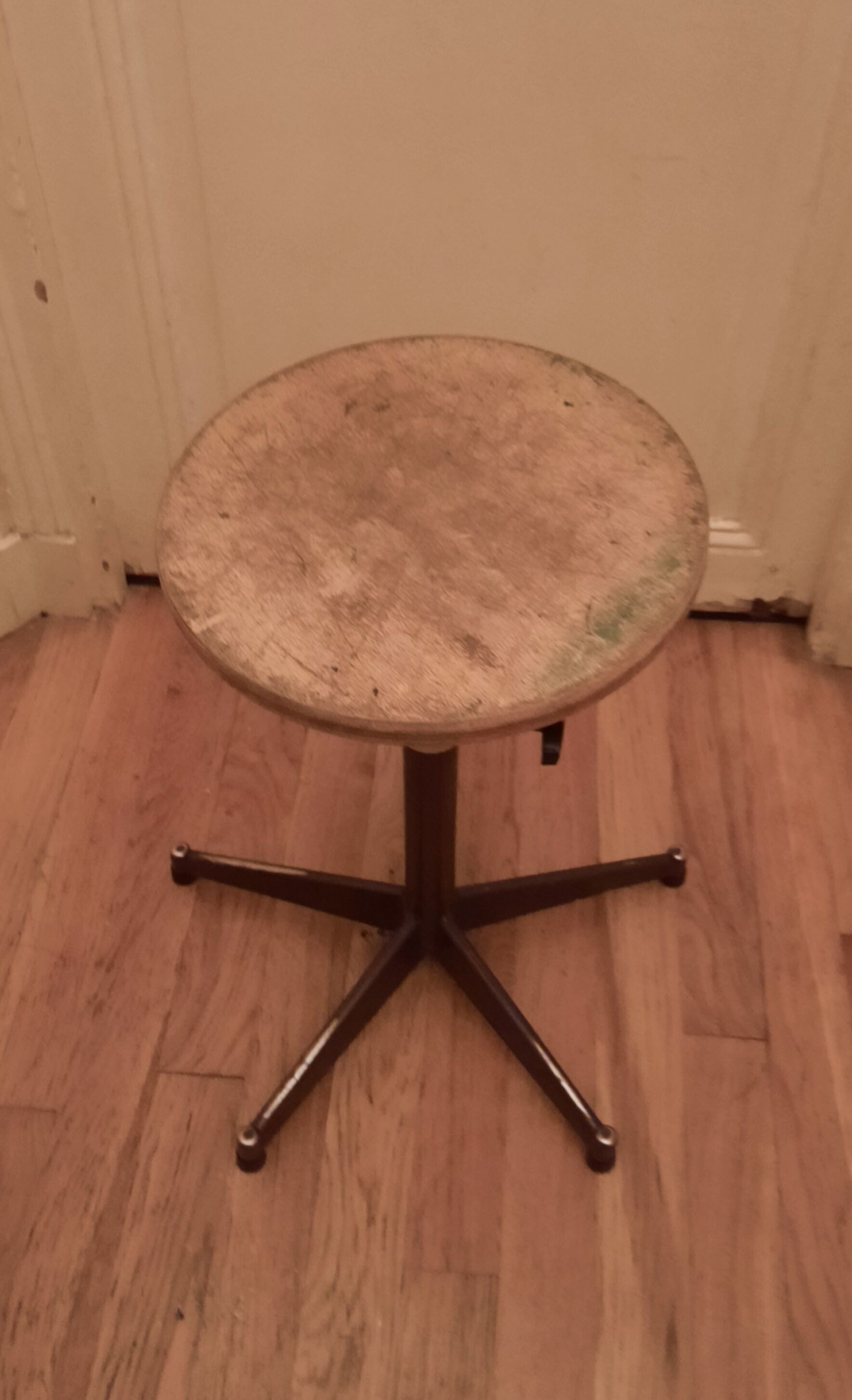 Tabouret d'atelier réglable