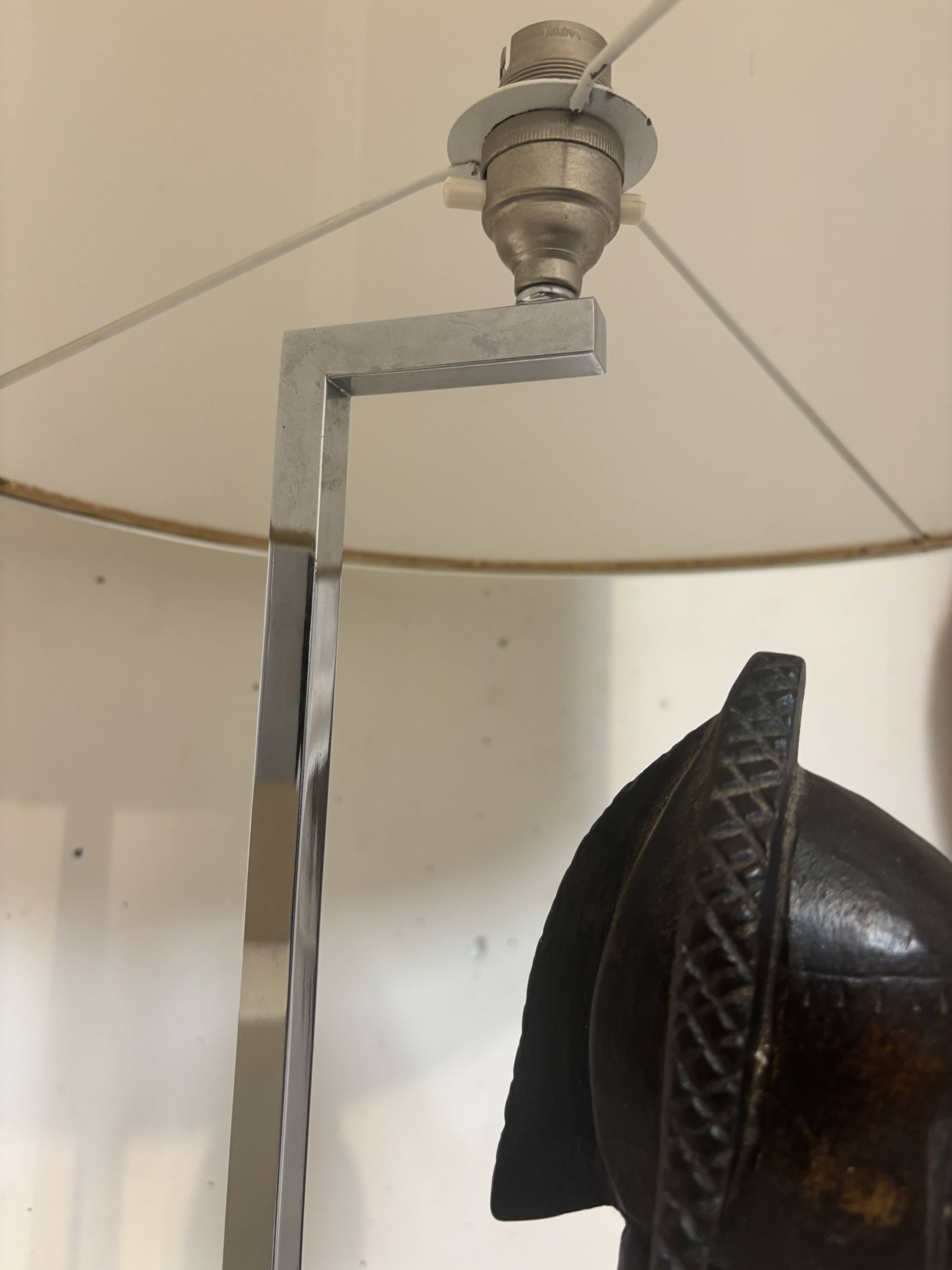 Lampe plexiglass surmontée d’un totem 1970