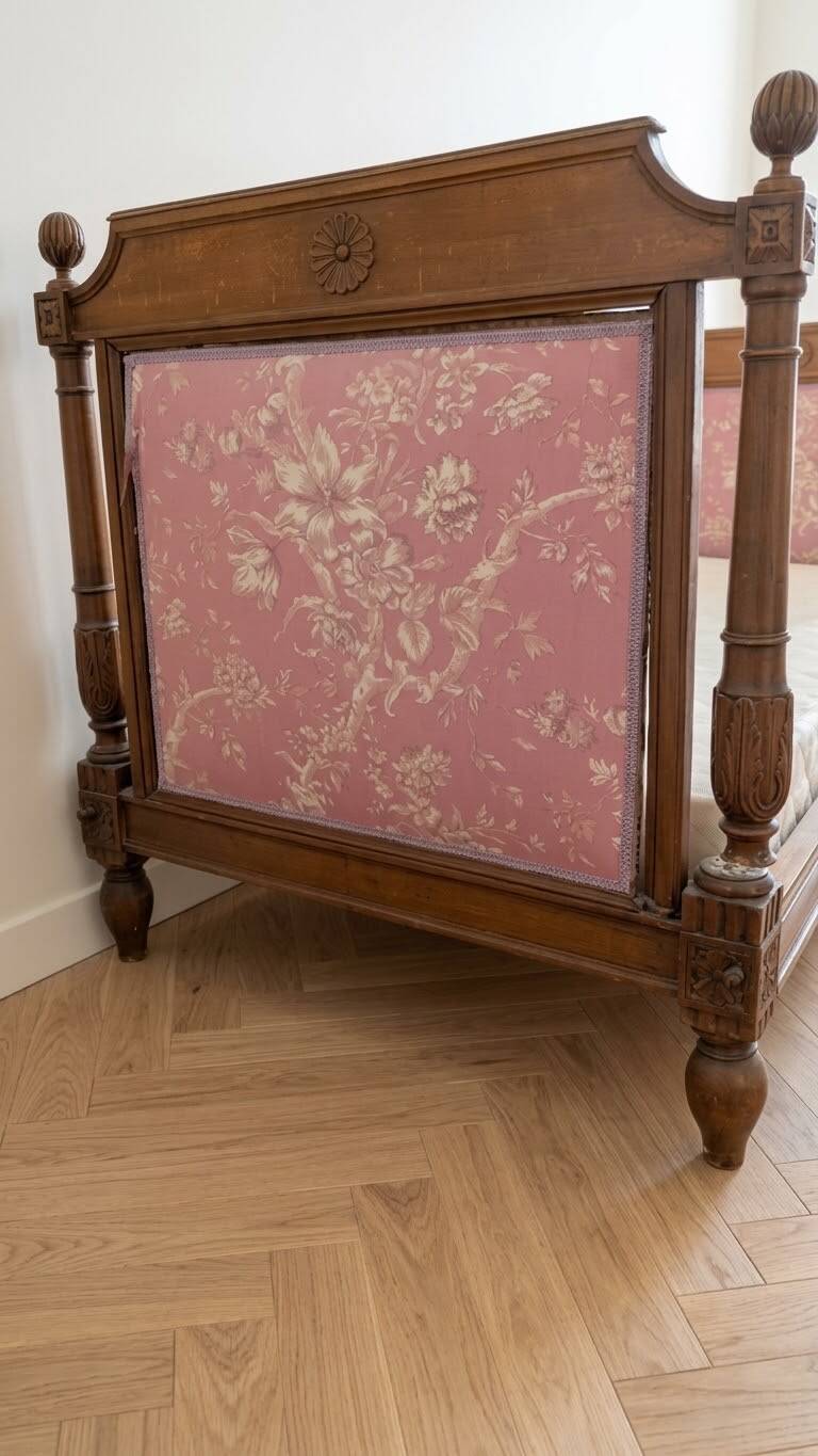 Lit simple ancien en bois et tissu rose