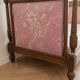 Lit simple ancien en bois et tissu rose