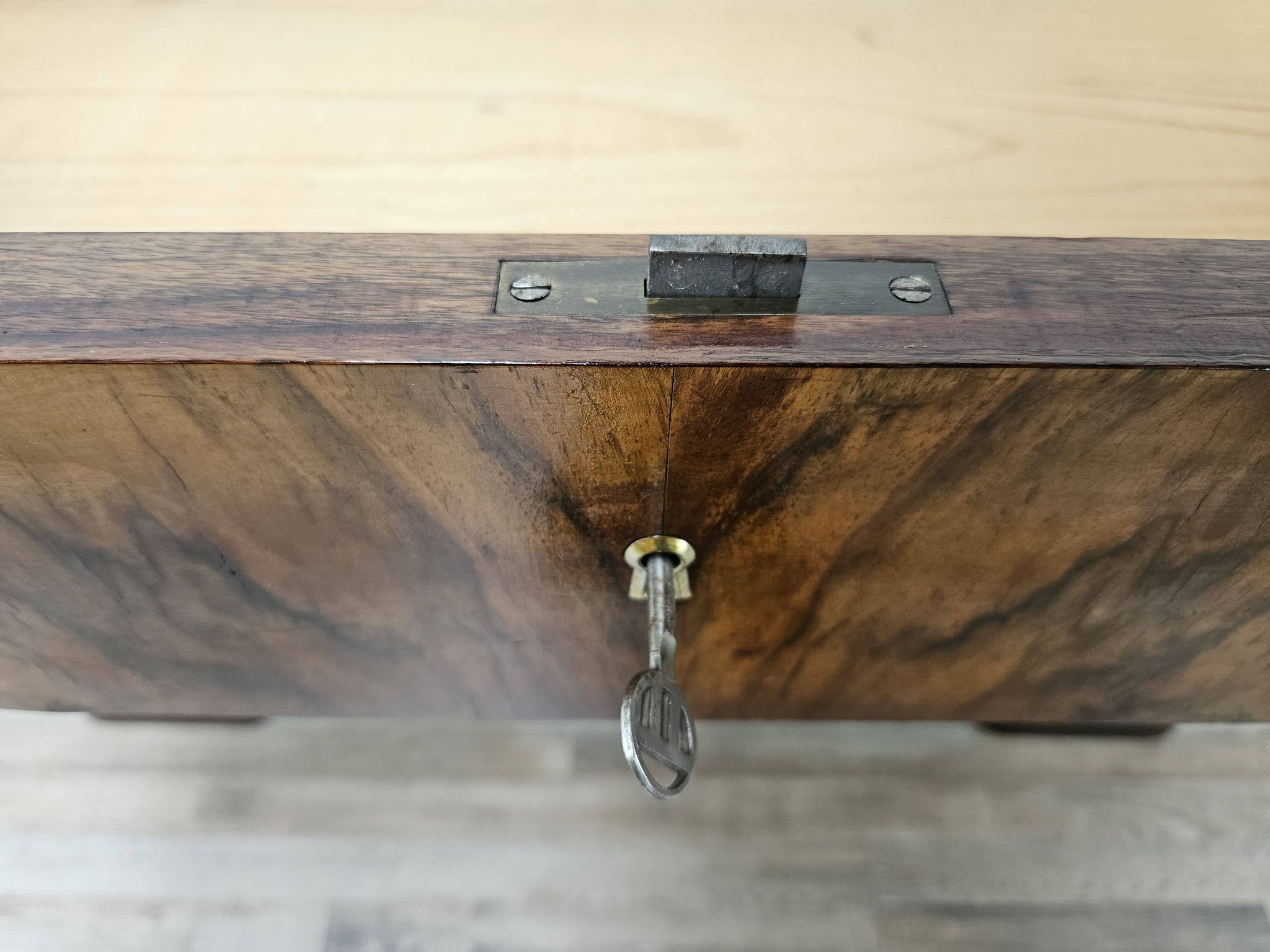 Art Decò chest of drawers from the 1940s in mahogany and briar