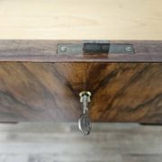Art Decò chest of drawers from the 1940s in mahogany and briar