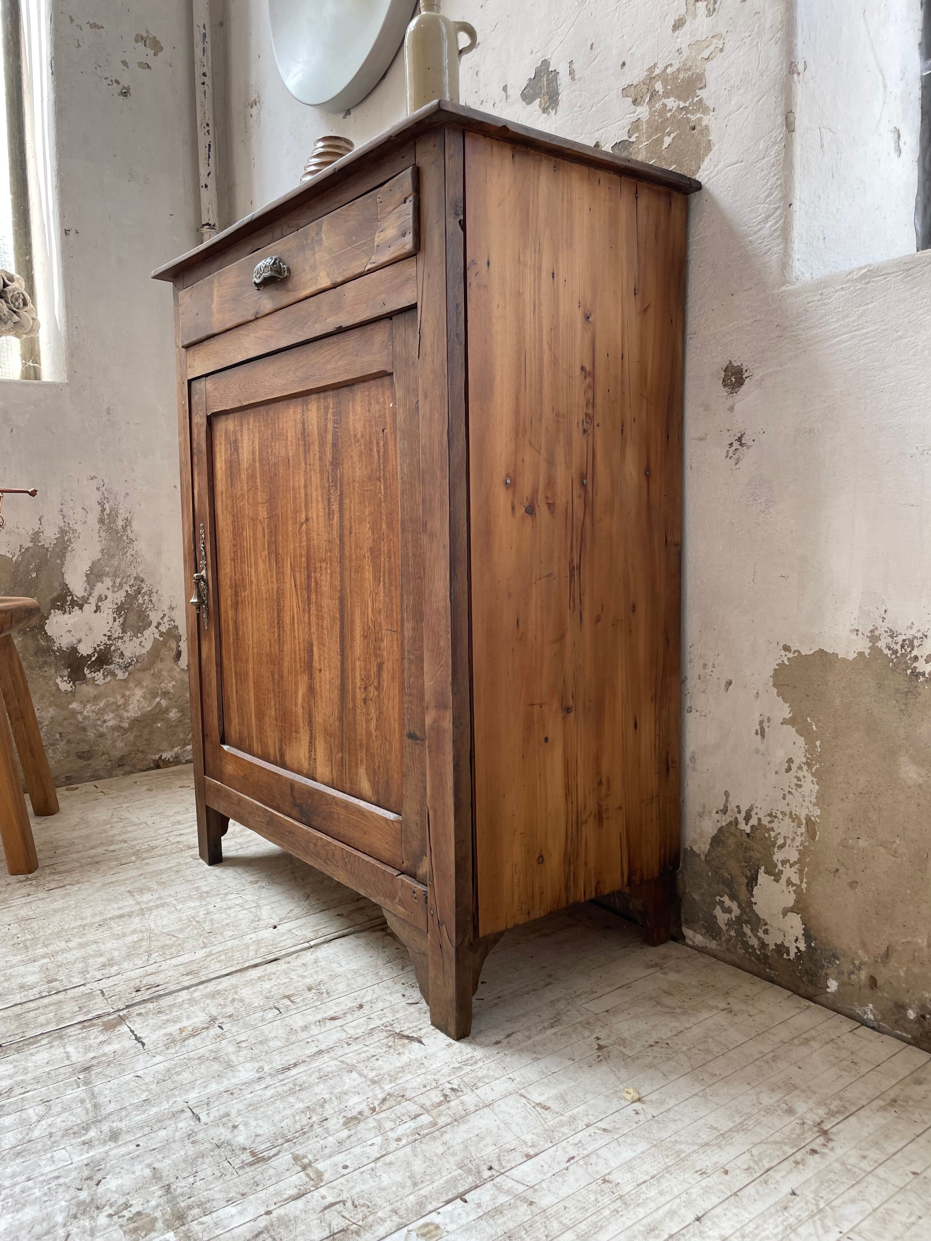 Buffet in oak and pine wood