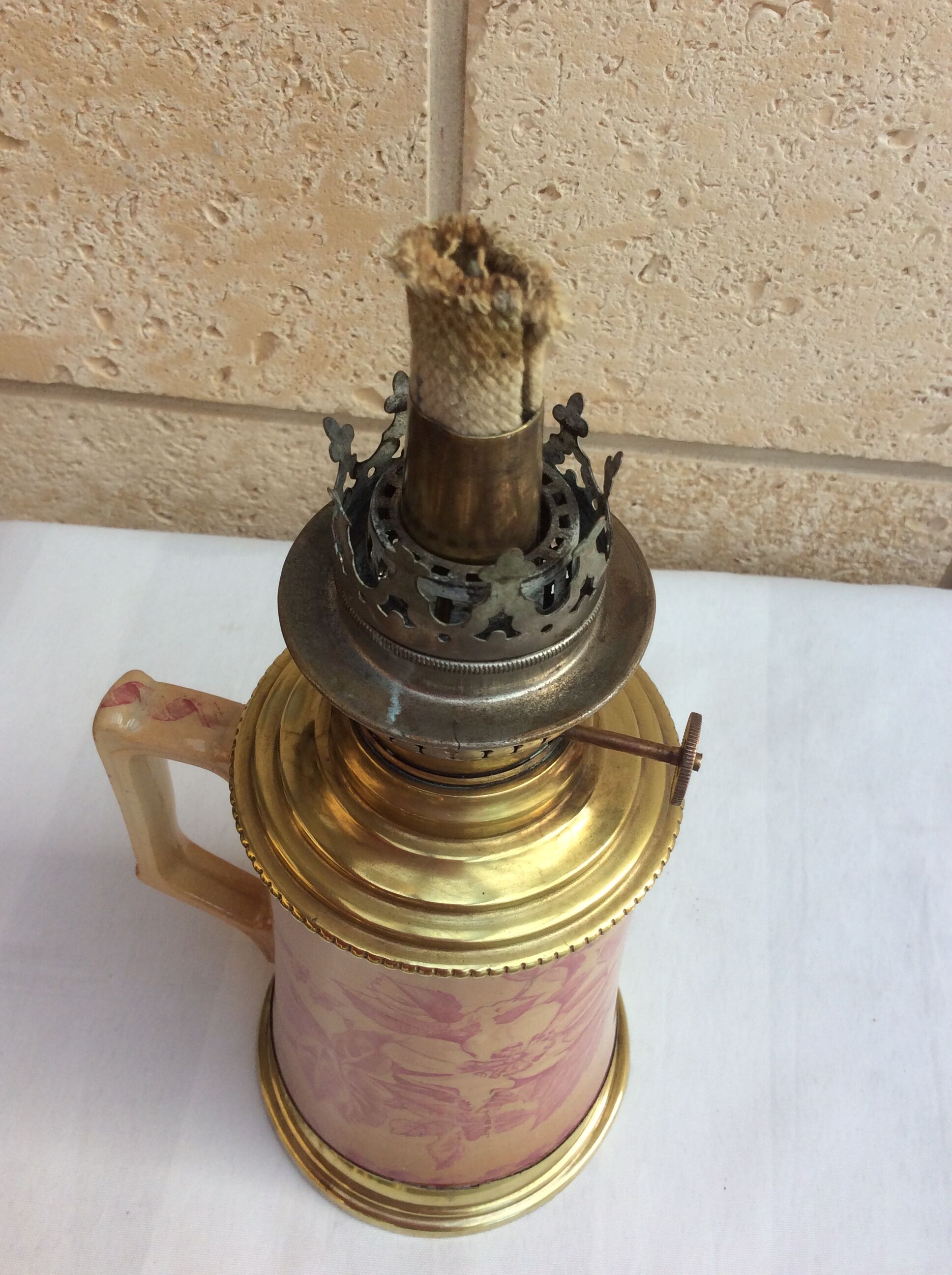 Oil lamp with ceramic body handle