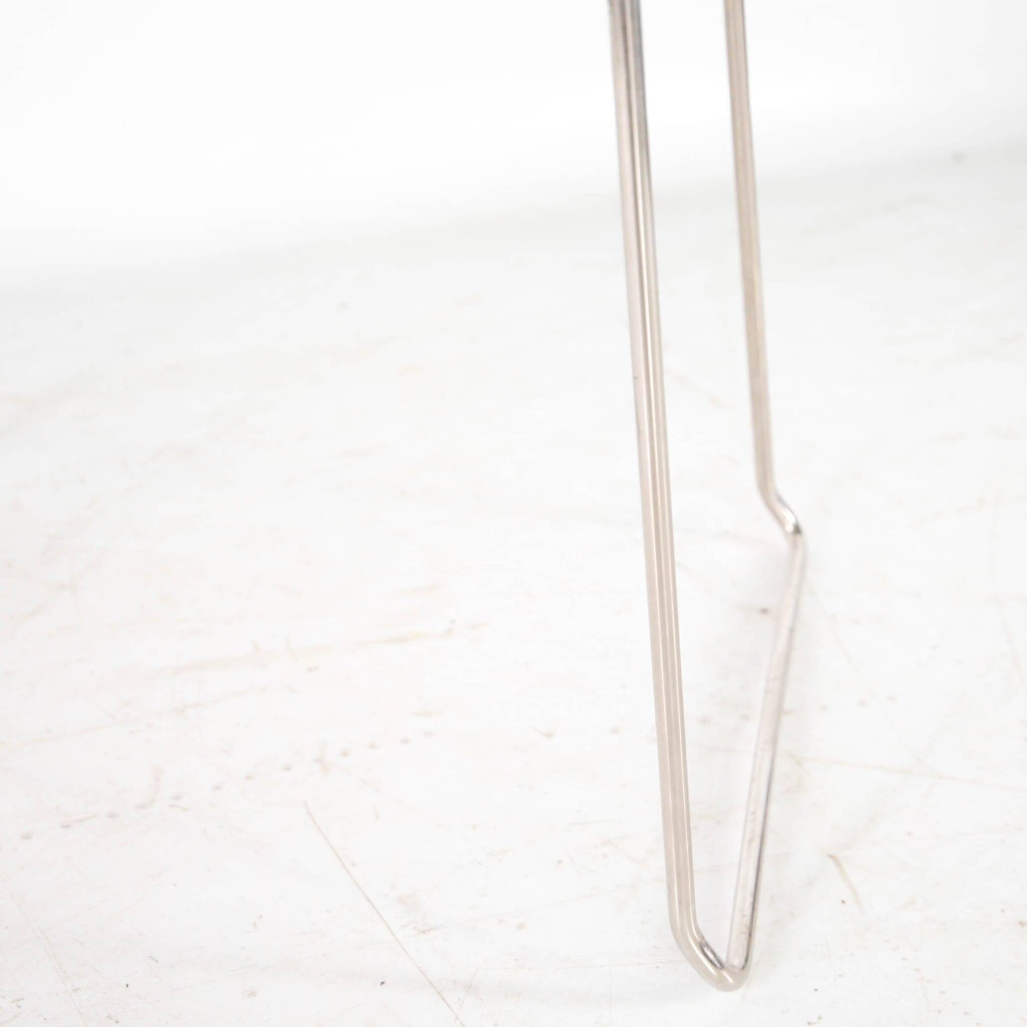 Suite de 4 chaises en osier et chrome