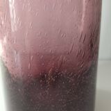 Vase en verre bullé violet