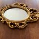Miroir rocaille en résine dorée