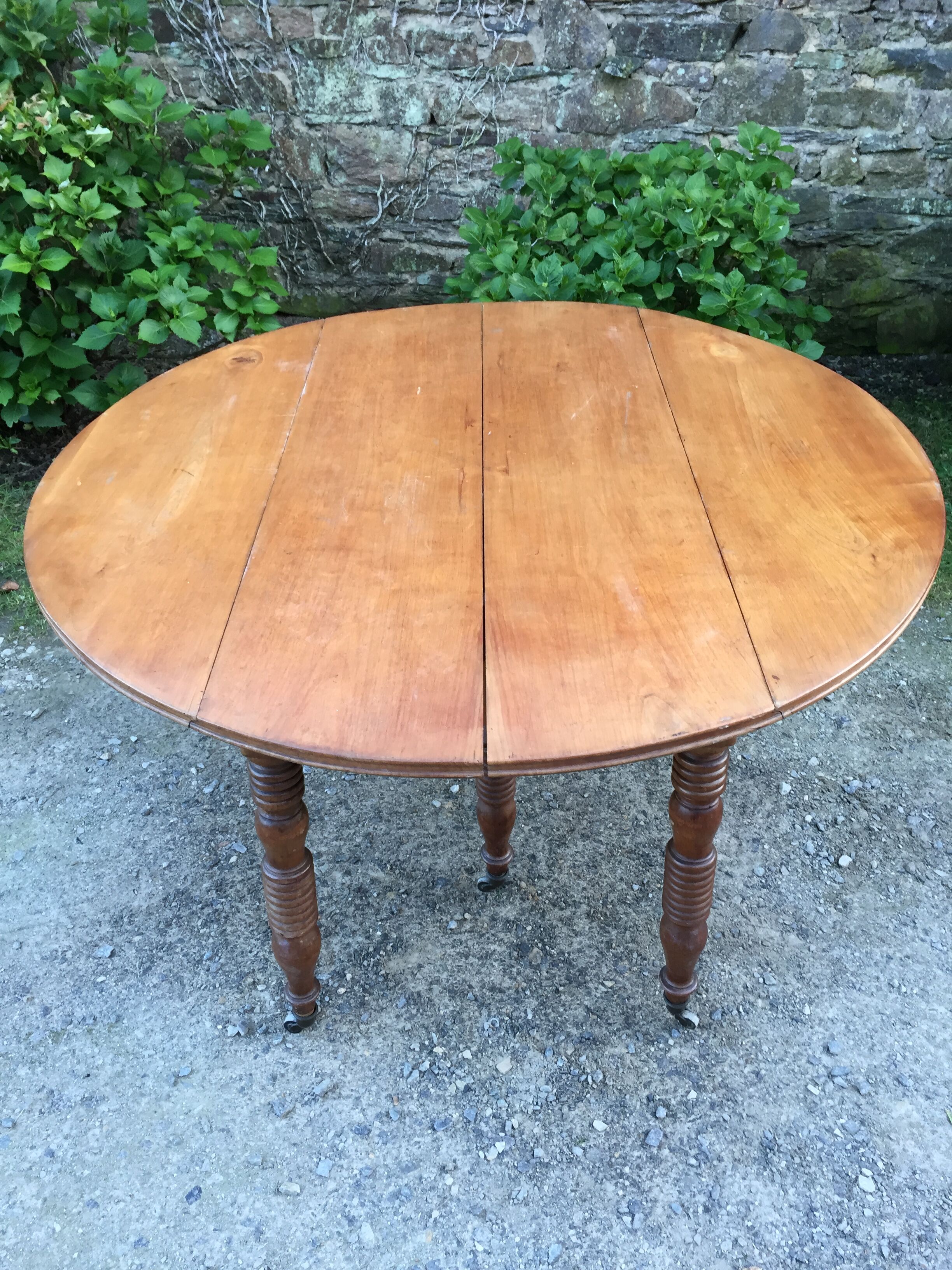 Old oval table Louis Philippe with 6 feet