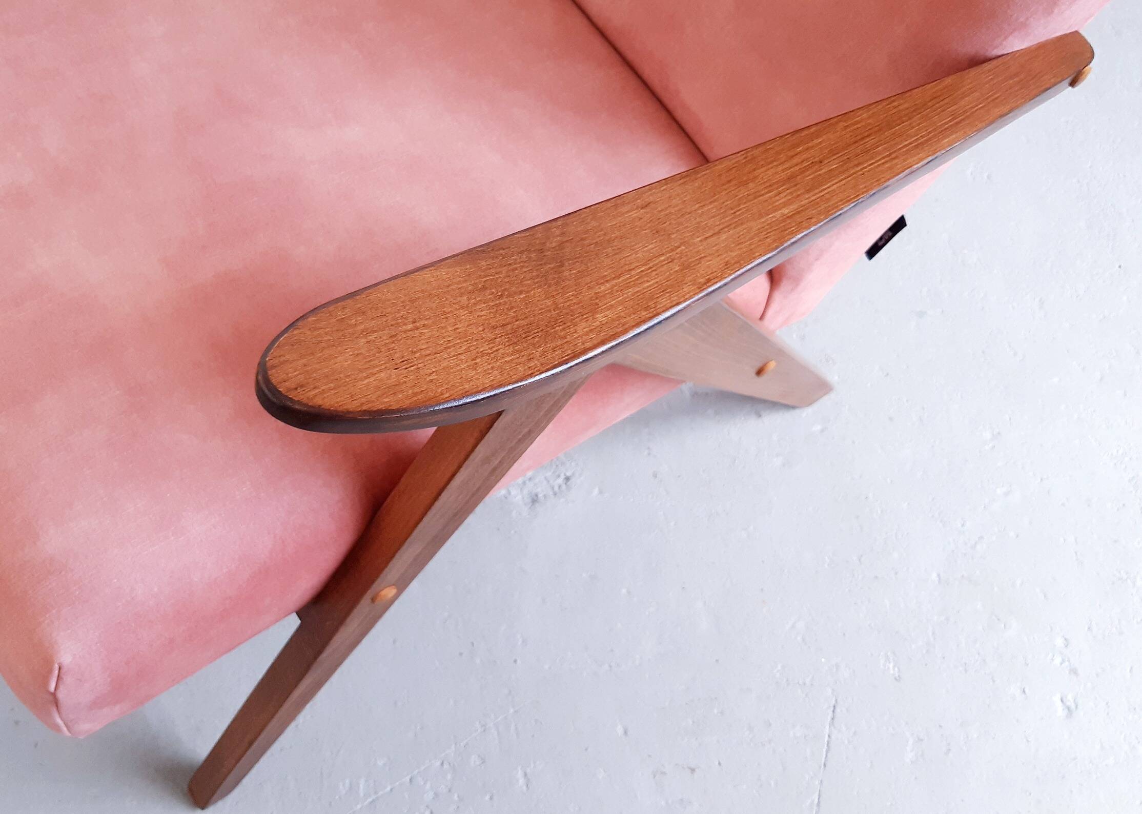 Mid Century Easy Chair Model B 310 Var in Coral Velvet