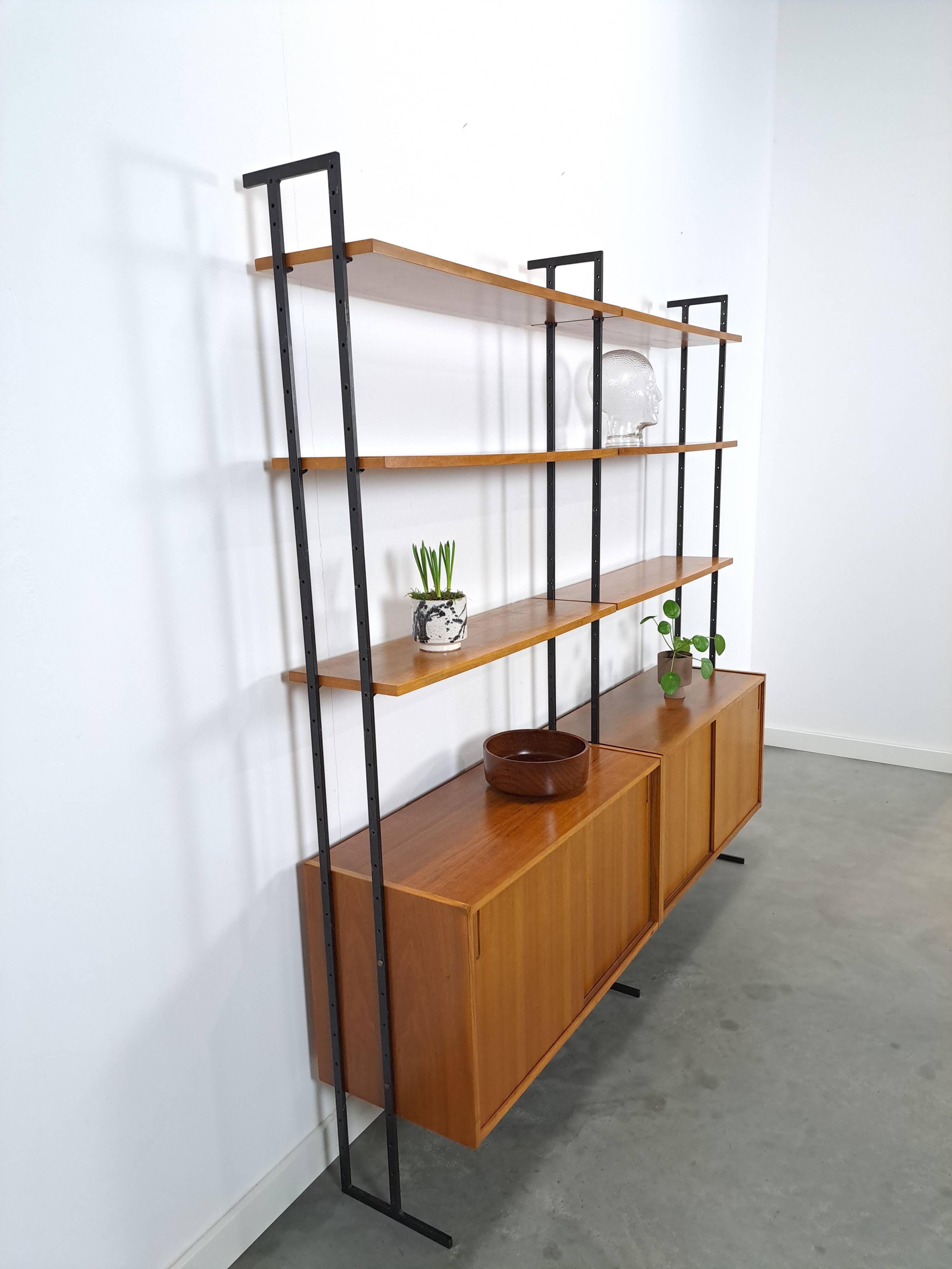 Modulair Omnia wandsysteem, Hilker, teak en zwart staal met legplanken