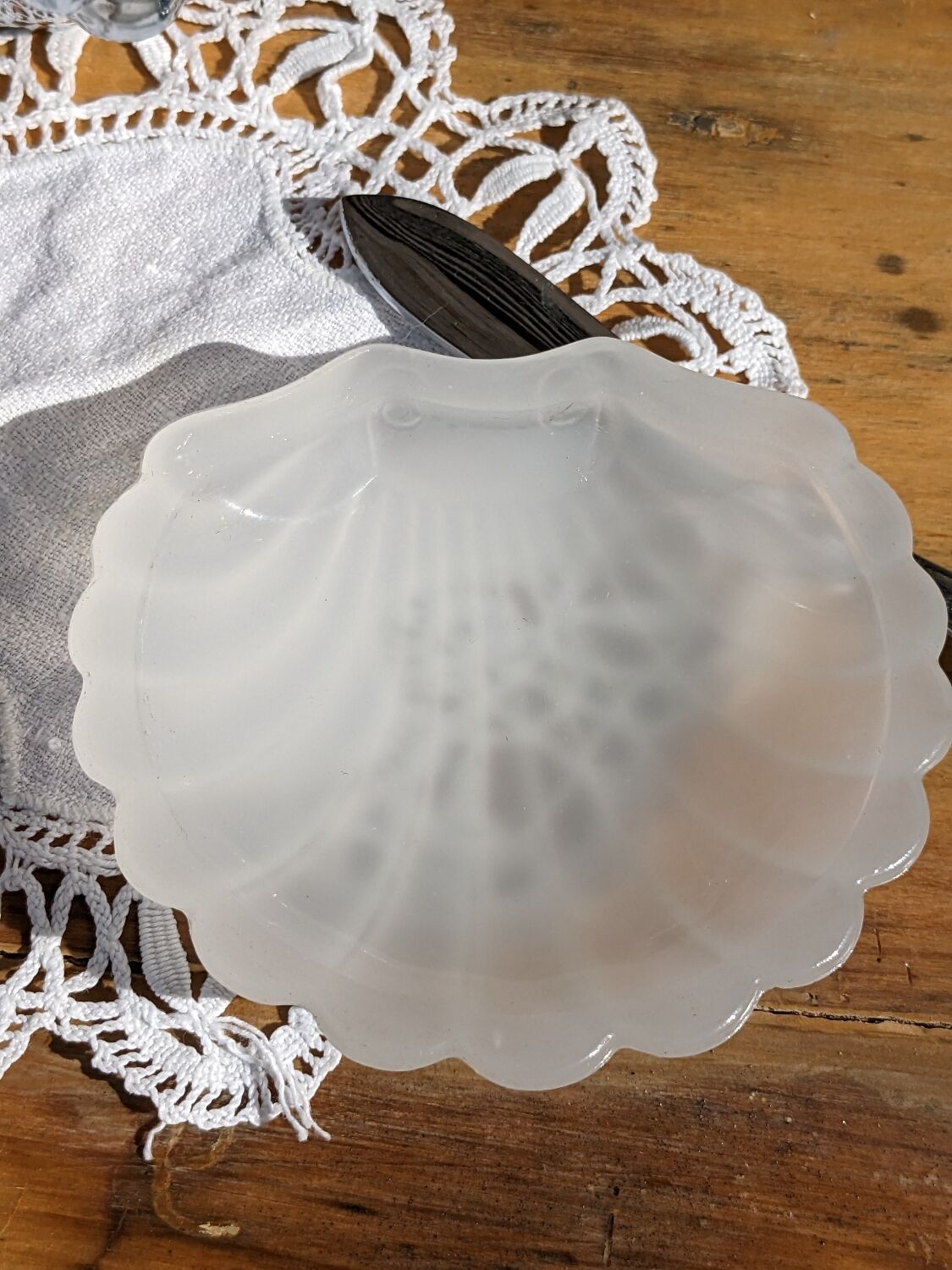 Vintage shell butter dish with your knife
