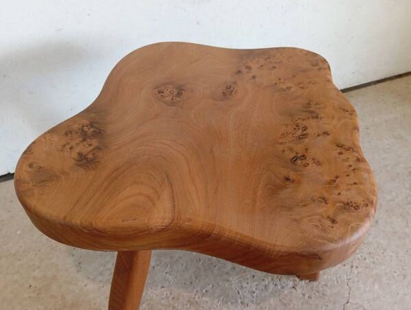 Table basse tripode en loupe d'orme de forme libre