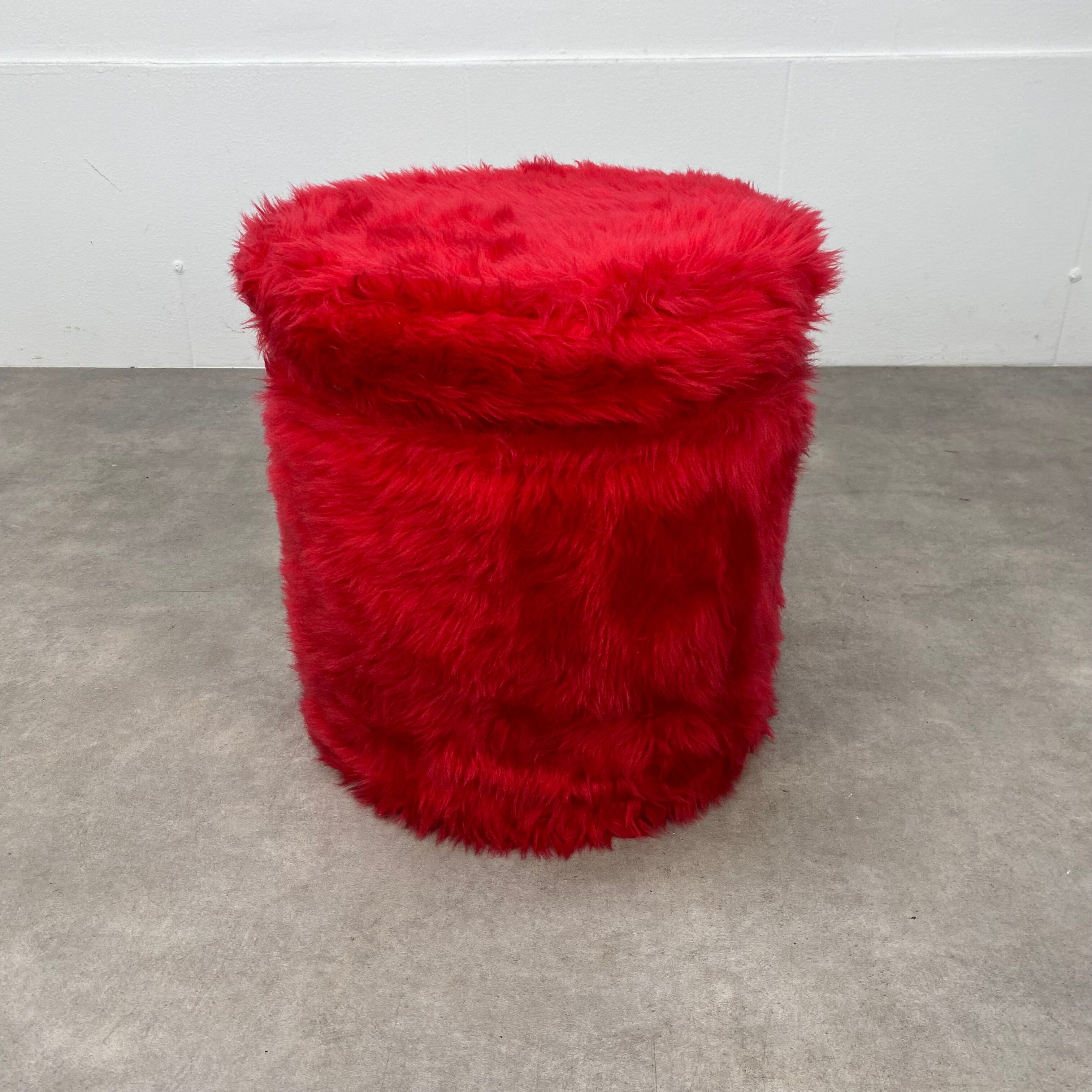 Chest stool in vintage red moumoute