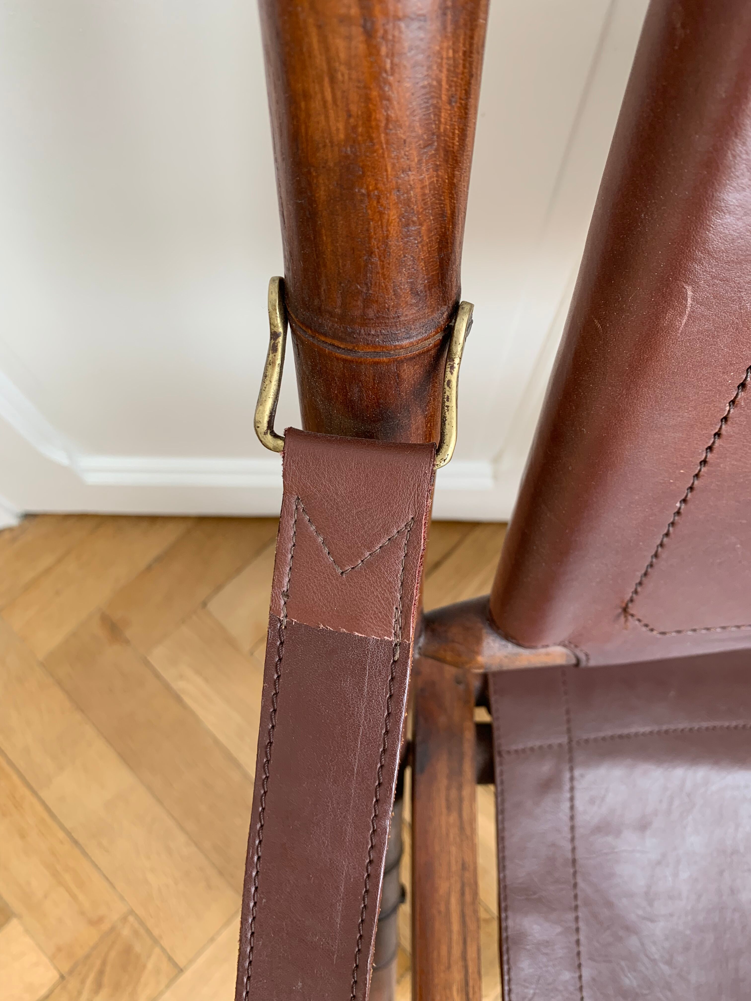 Lot de trois chaises d’officier pliantes bois et cuir