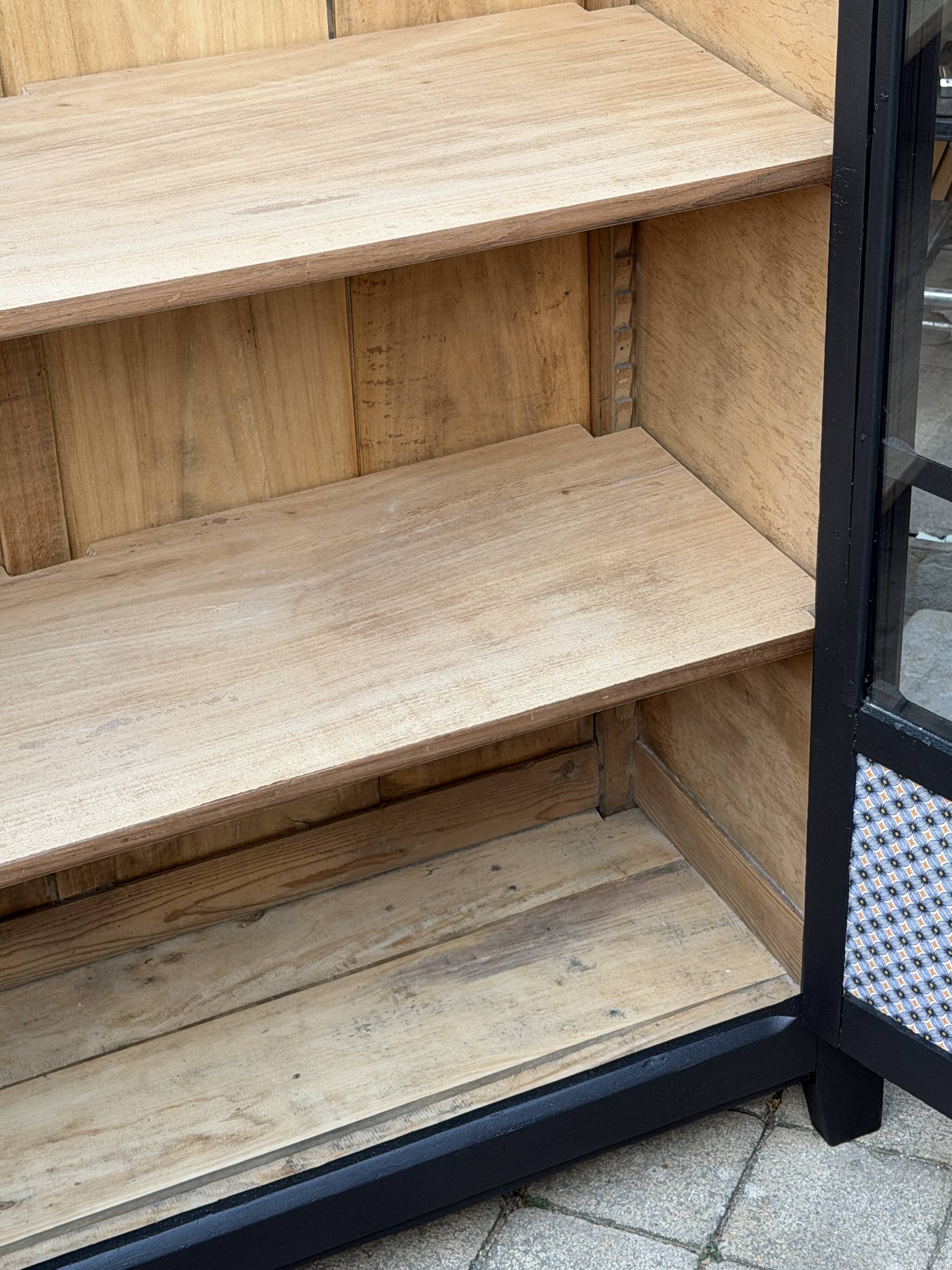 Armoire parisienne noire vitrée rénovée