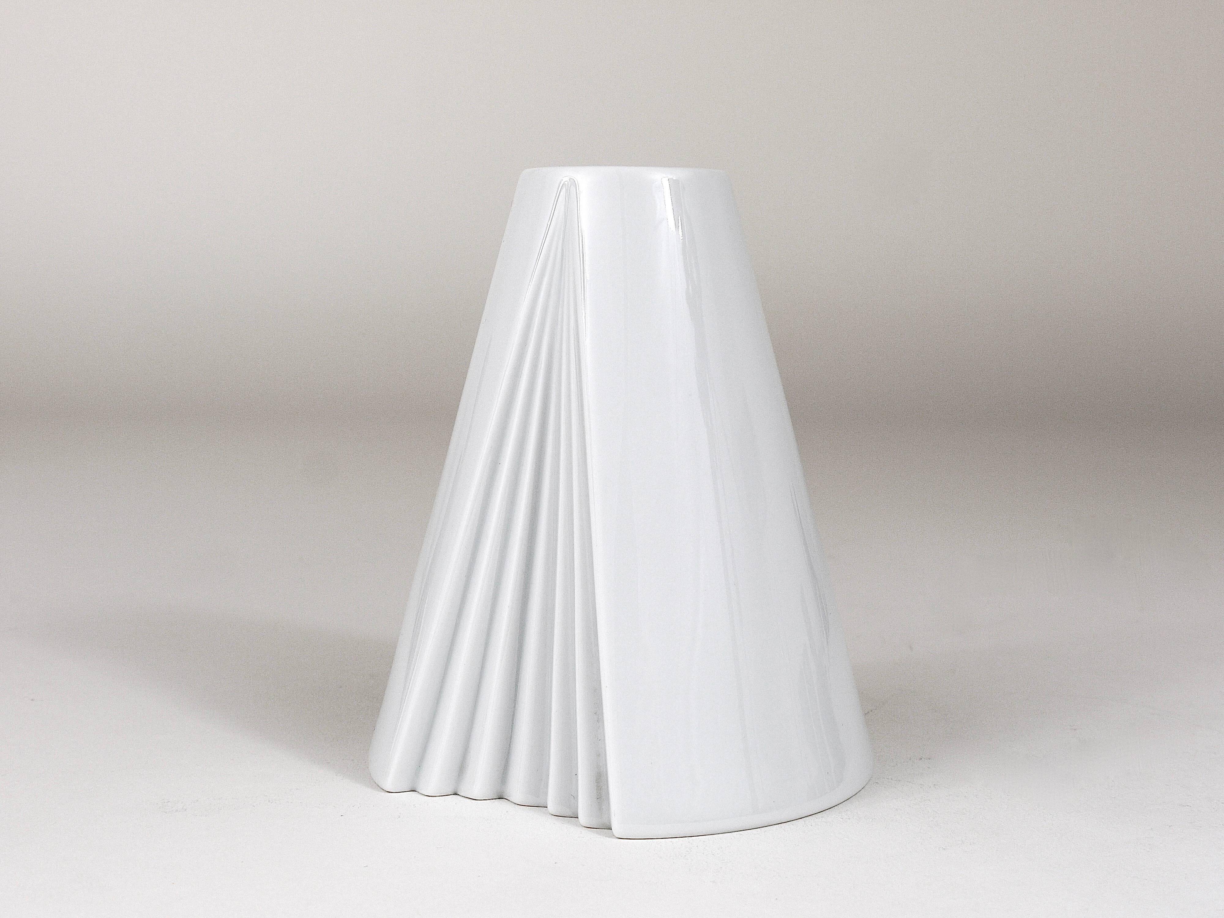 Geometric white porcelain vase Op Art Ambrogio Pozzi Rosenthal, Germany, 1980s
