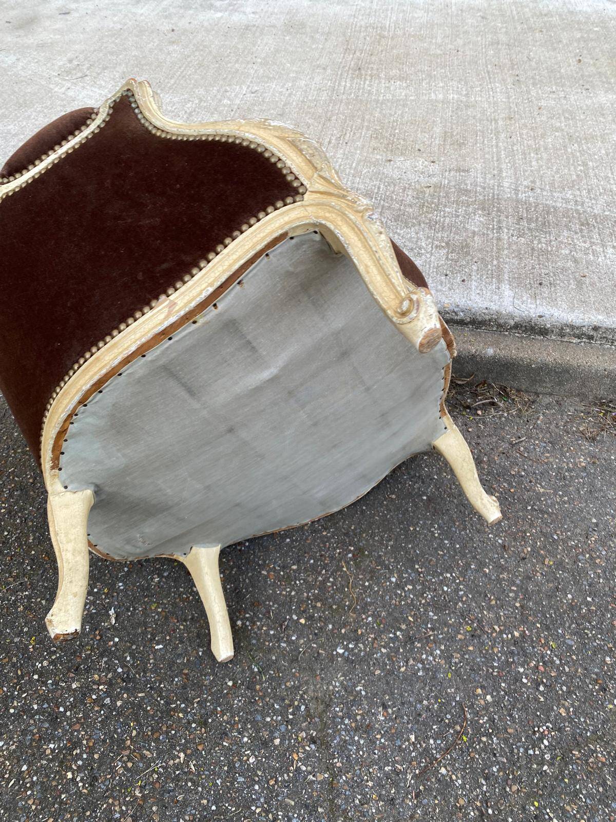 Fauteuil cabriolet Louis XV en bois massif beige et tissu velours marron