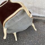 Fauteuil cabriolet Louis XV en bois massif beige et tissu velours marron