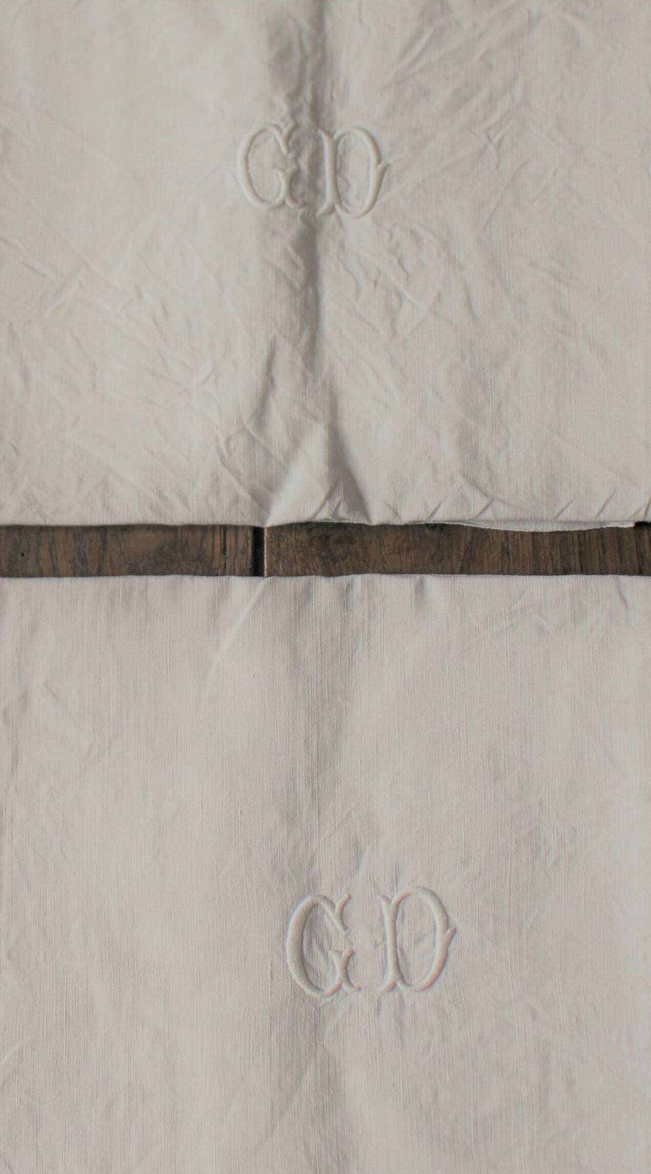 Un Lot de 2 serviettes de table lin blanc monogrammes G D