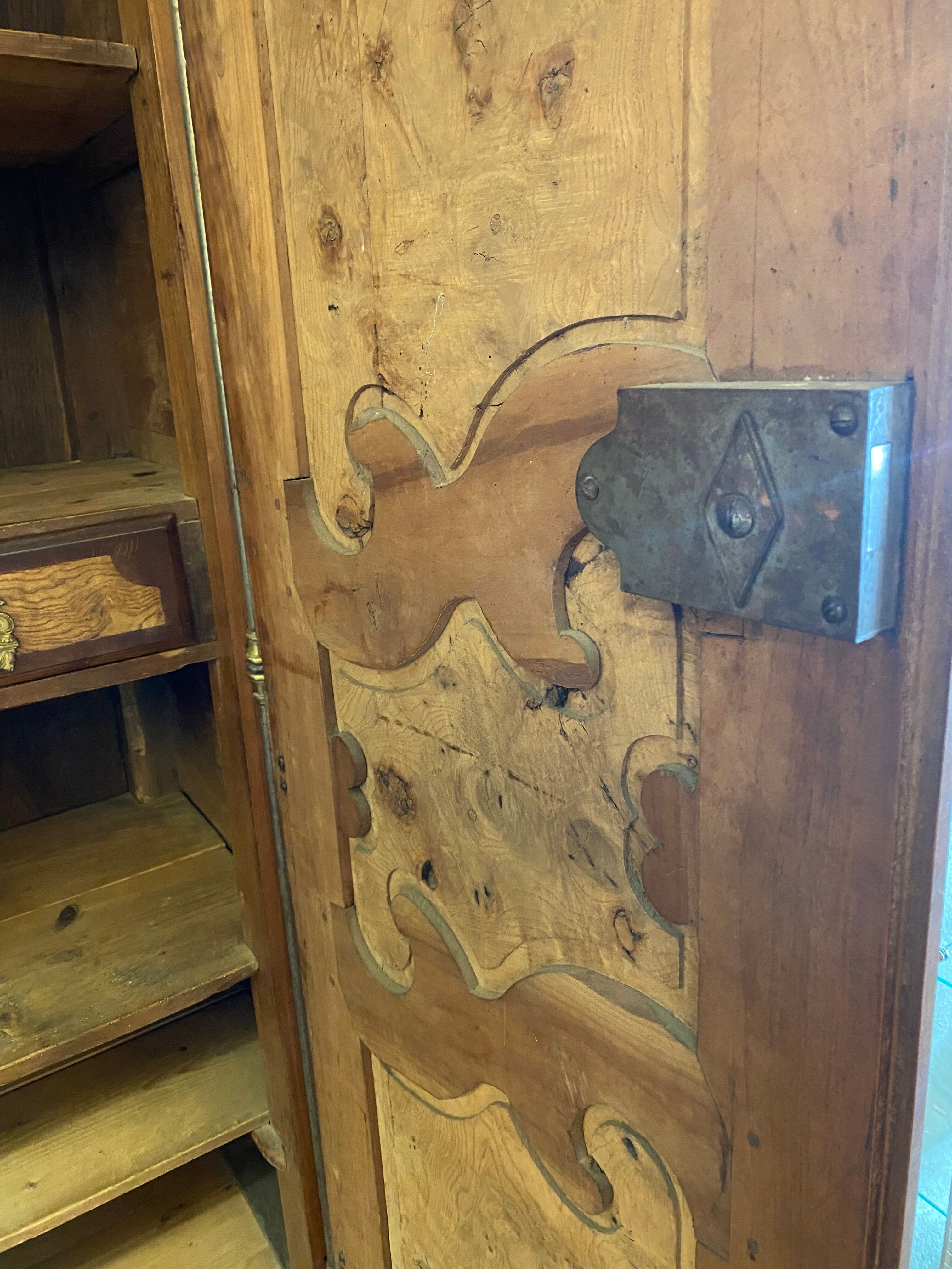 Wedding wardrobe of the Bressan country in walnut and walnut magnifying glass dated 1850