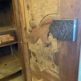 Wedding wardrobe of the Bressan country in walnut and walnut magnifying glass dated 1850