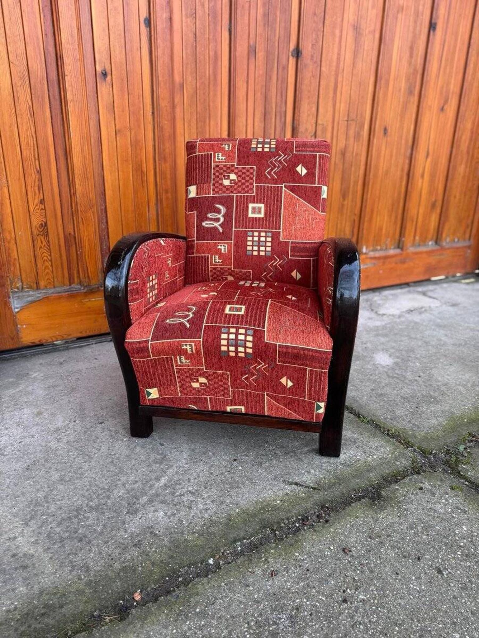 Fauteuil Art Déco rouge en tissu à motif « nouveau », cadre bois massif, 1930s