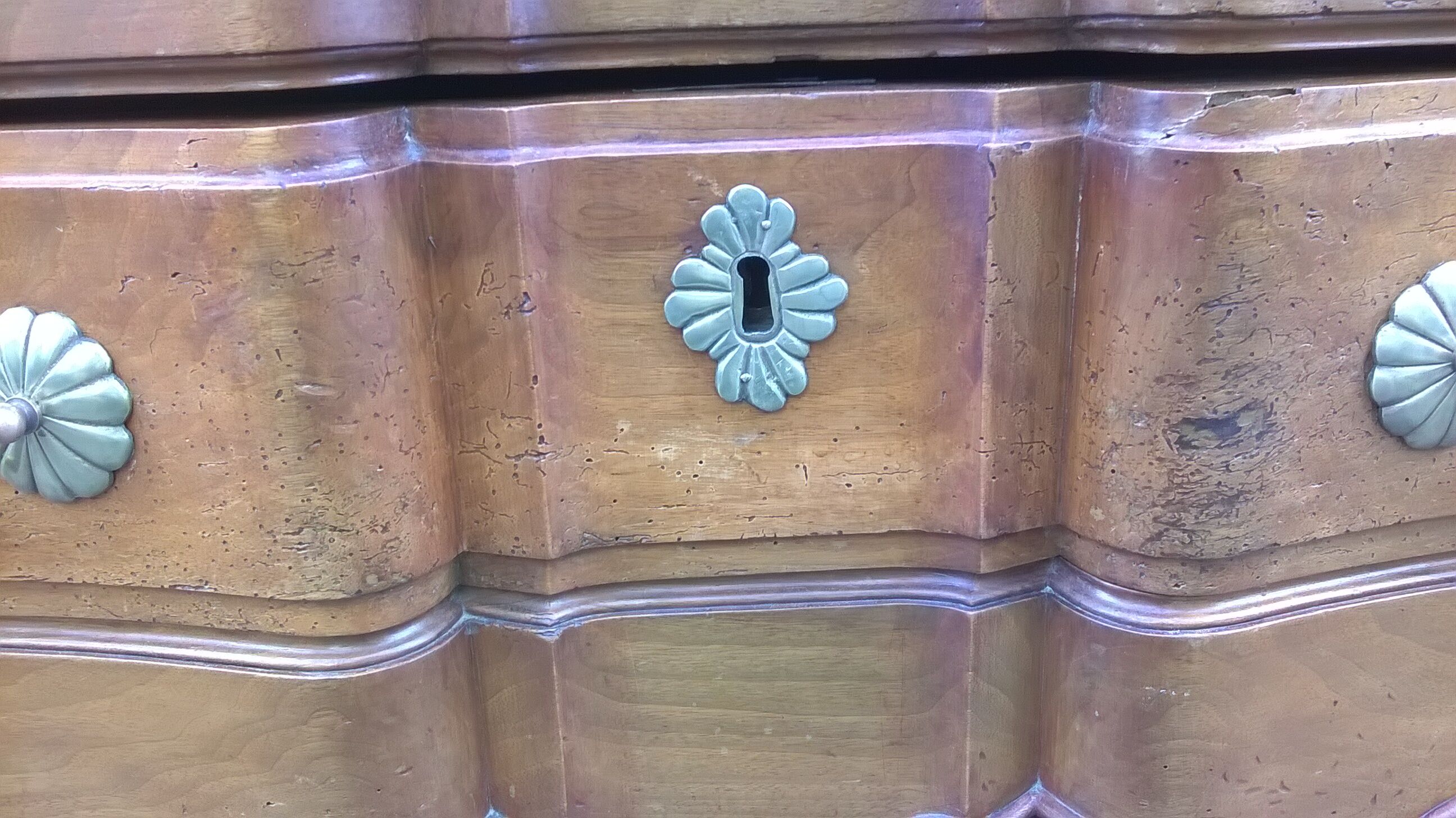 Commode arbalète en noyer XVlle, Louis XV