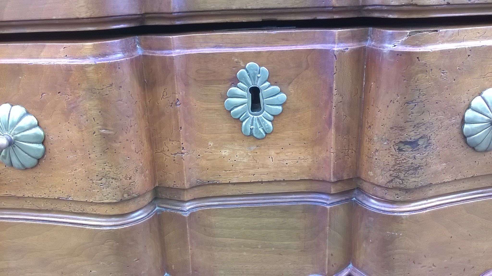 Crossbow chest of drawers in walnut, 17th century, Louis XV