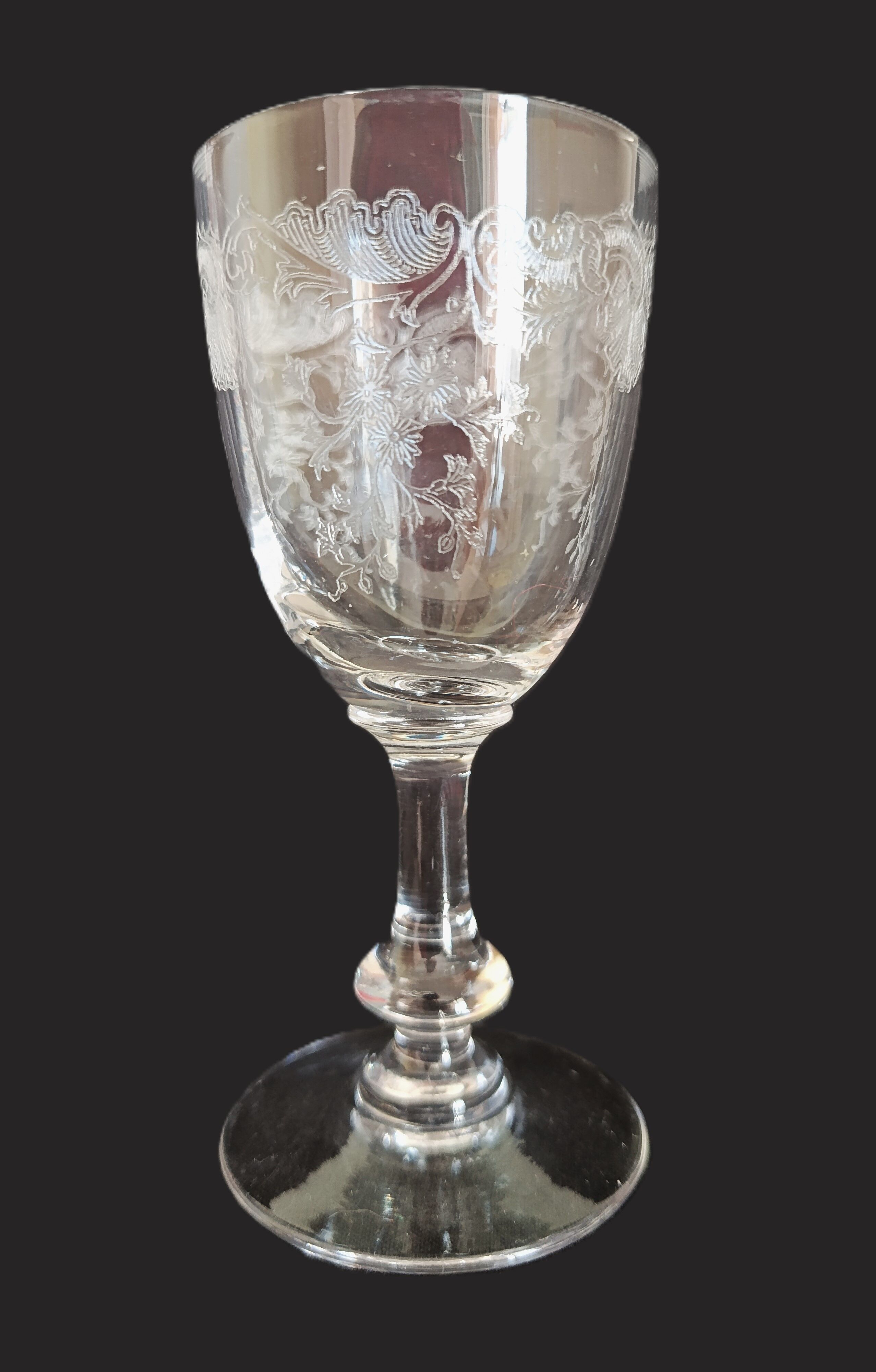 9 crystal white wine glasses from St. Louis model Cléo and their decanter.