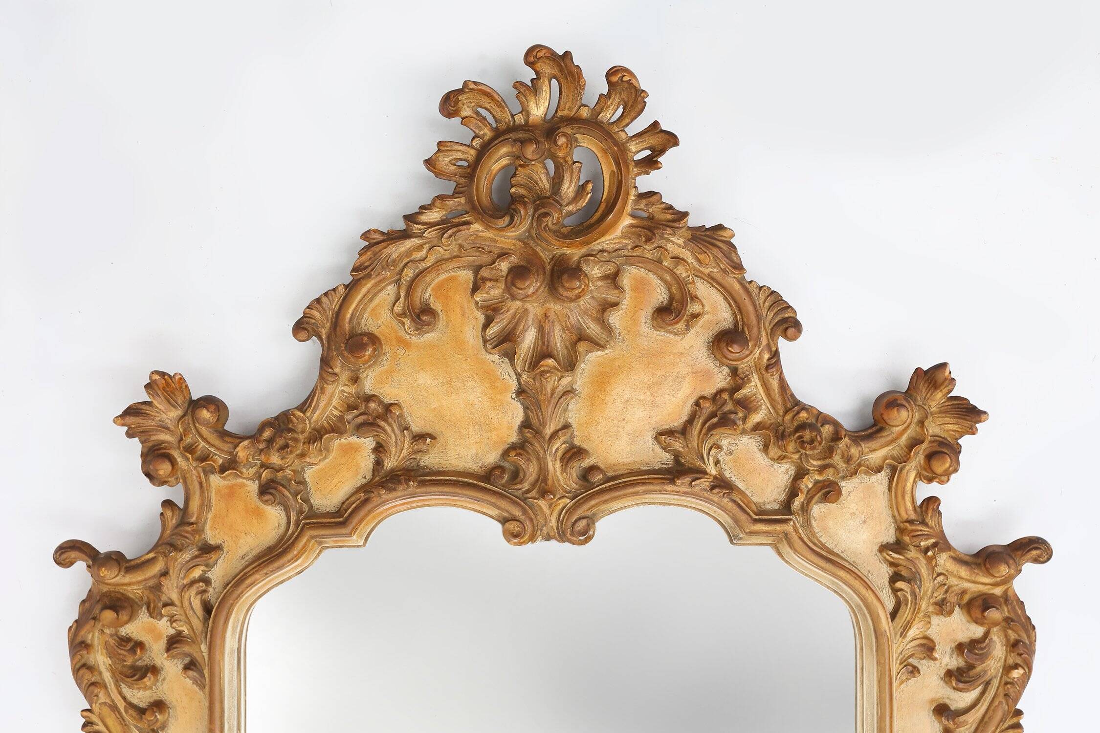 Grand miroir rococo doré en résine, Belgique, années 1950.