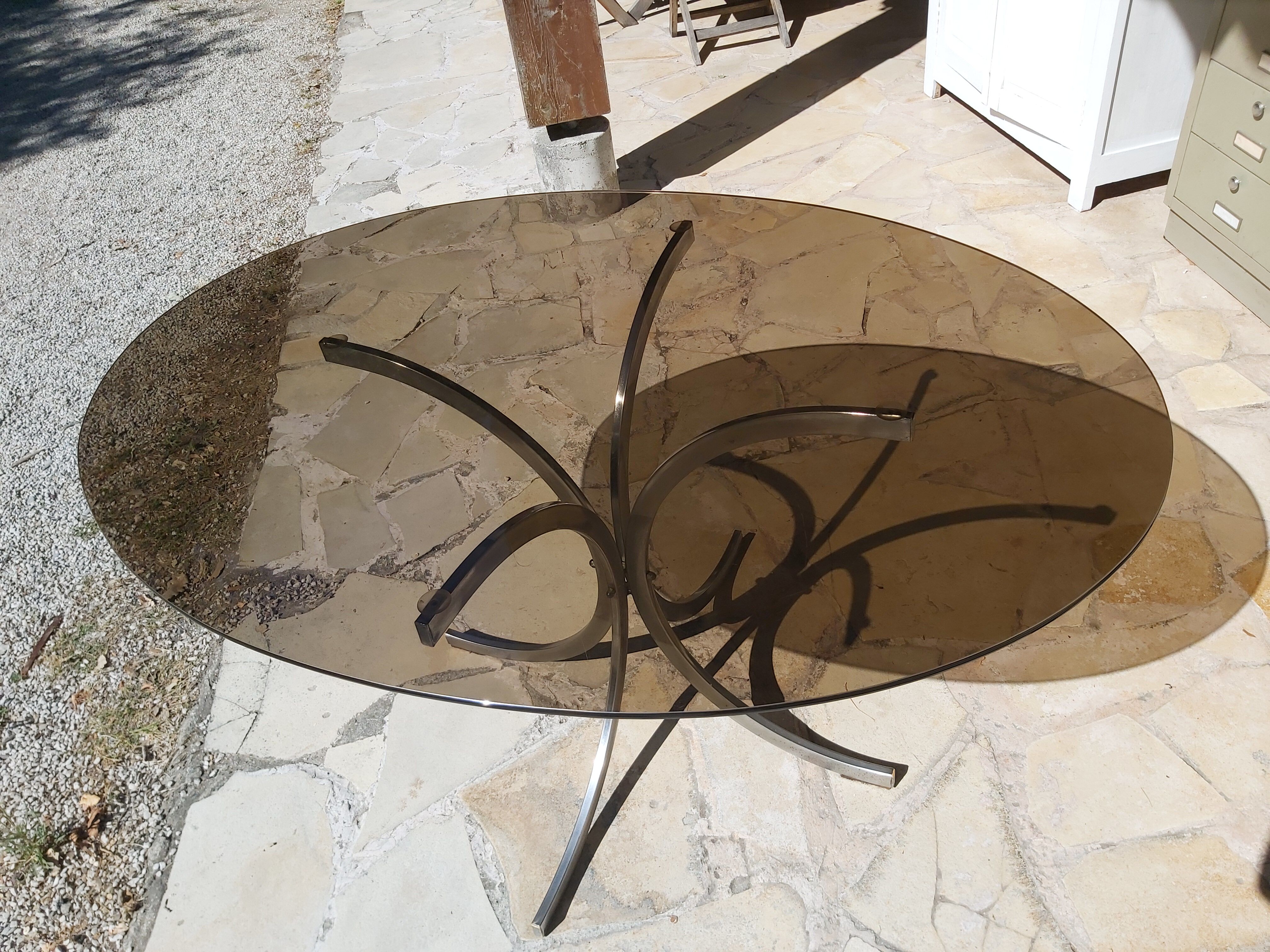 Table de salle a manger ovale en métal et verre fumé années 70