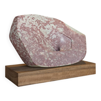 Sculpture en pierre abstraite dans le style de Barbara Hepworth. Années 1970.