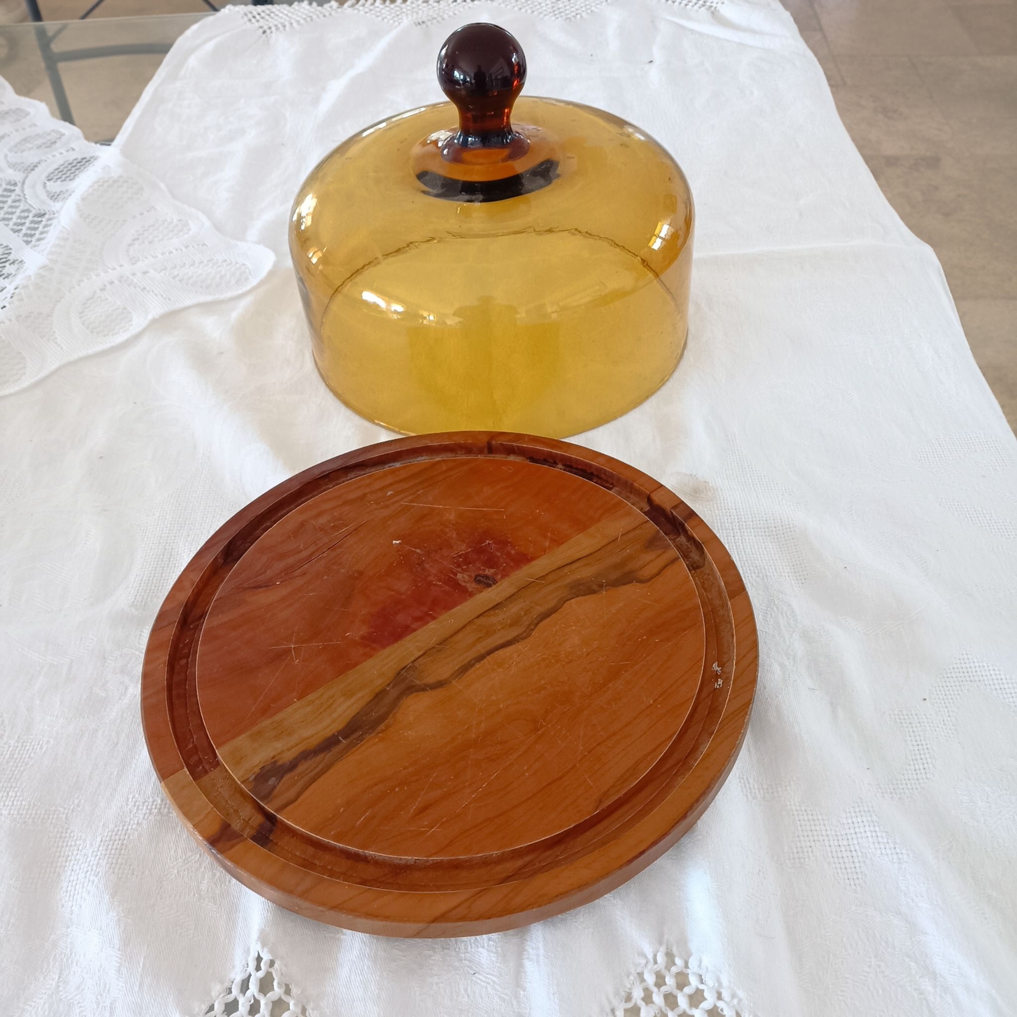 Cloche à fromage et son plateau en bois d'olivier
