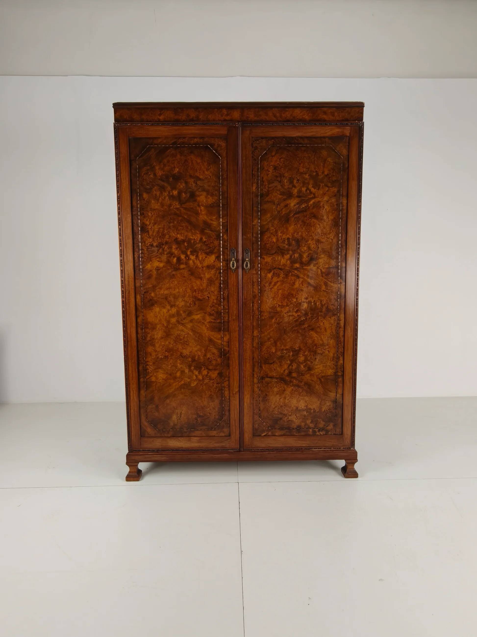 Superbe armoire anglaise Art Déco en loupe de noyer signée Waring & Gillow – vers 1900-1932