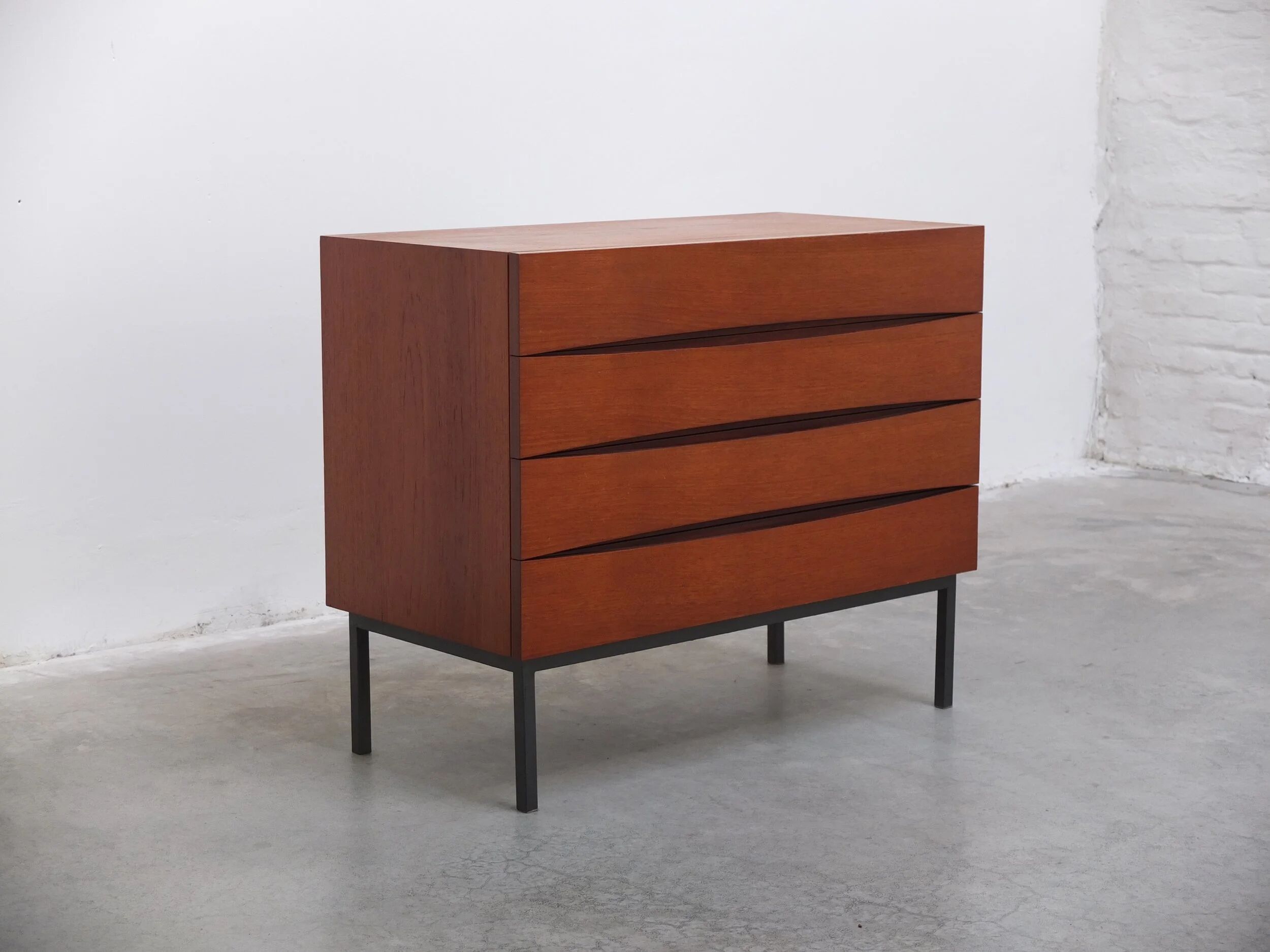 Commode unique dans le style d'Arne Vodder, années 1960.