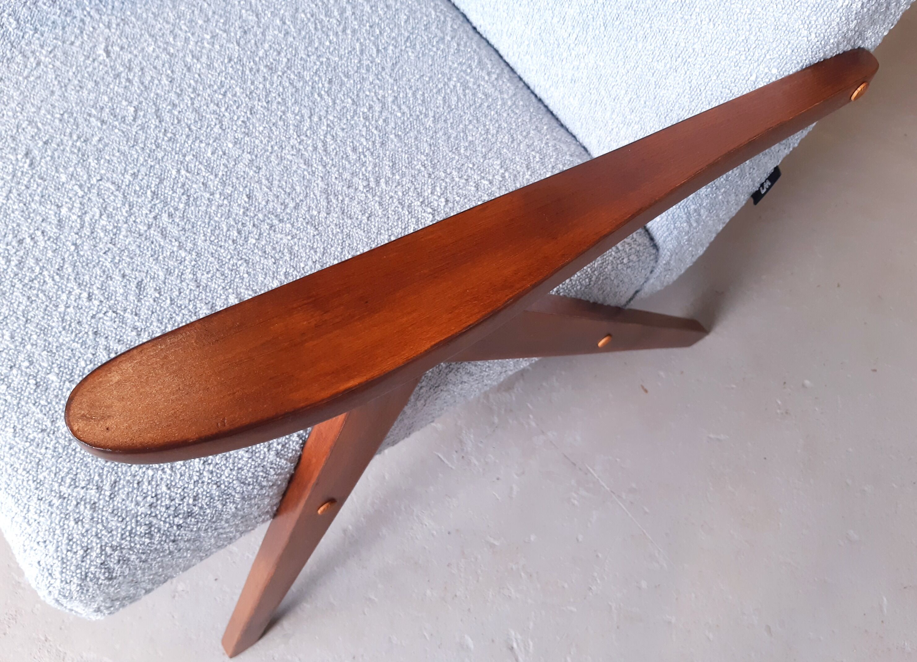Mid century easy chair model b 310 var en boucle bleu clair