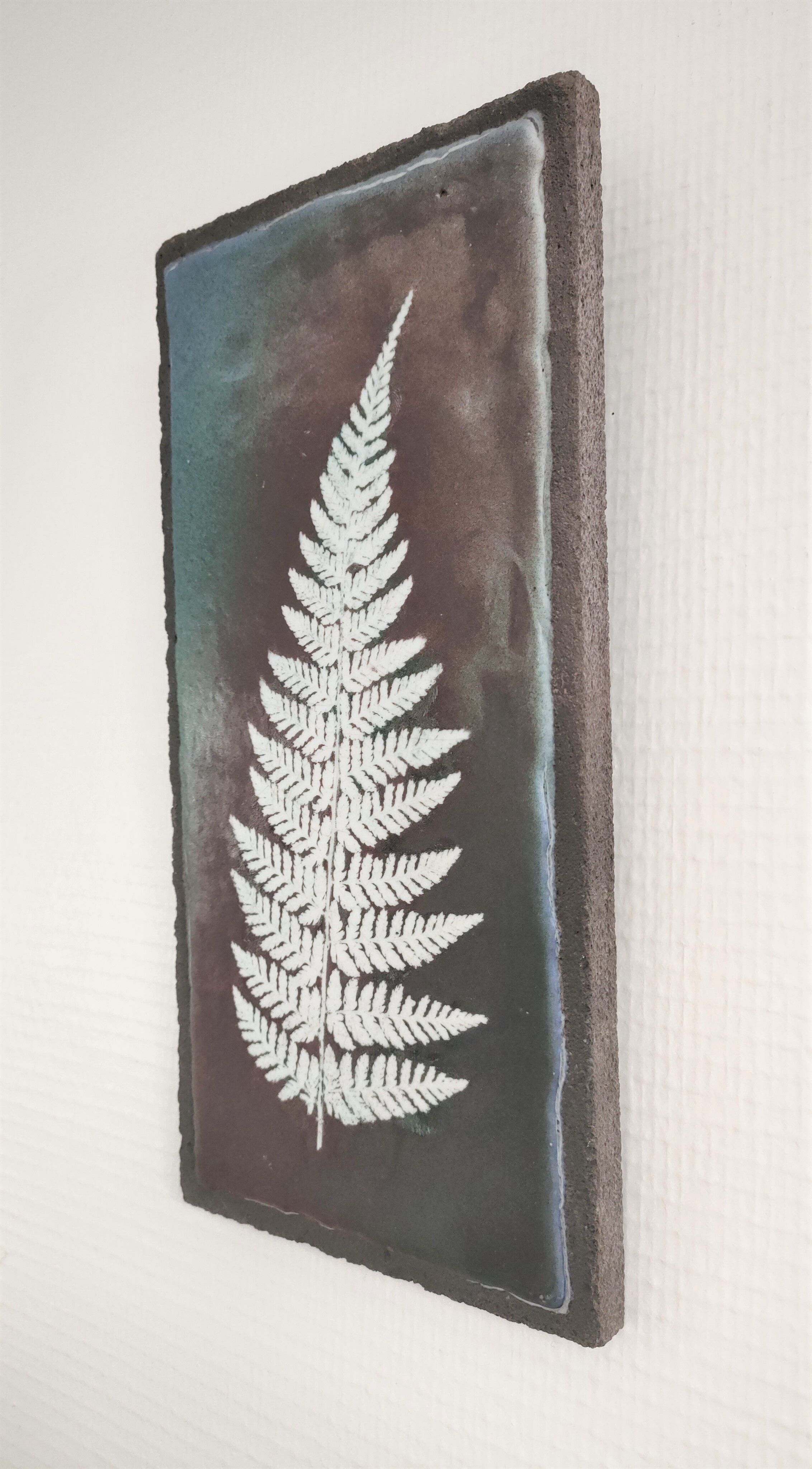 Plaque de lave émaillée à décor de fougère