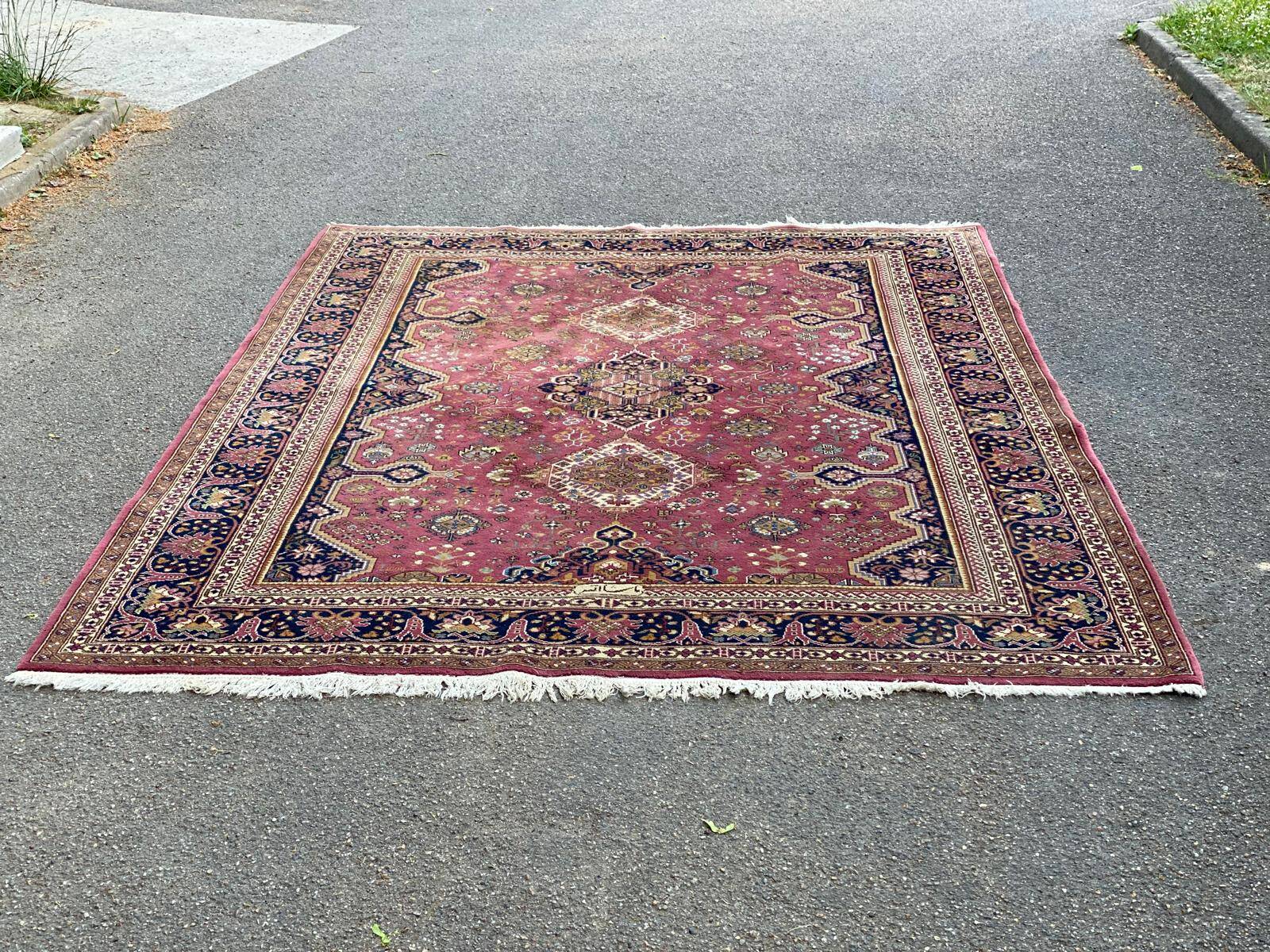 Persian rug in burgundy knotted wool 200x300