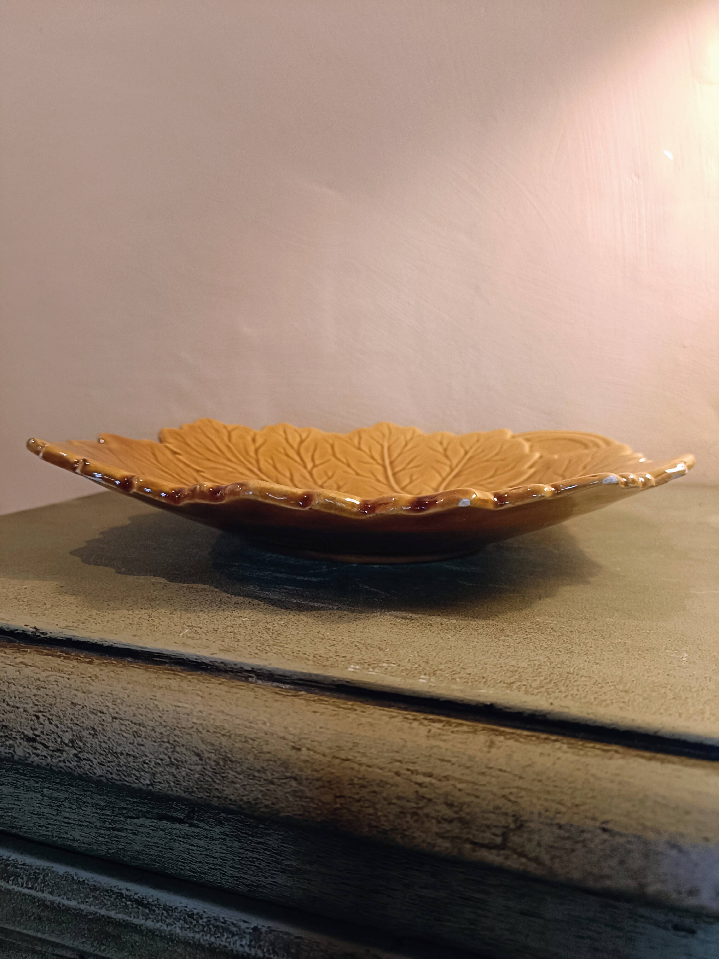 Plate barbotine vine leaf