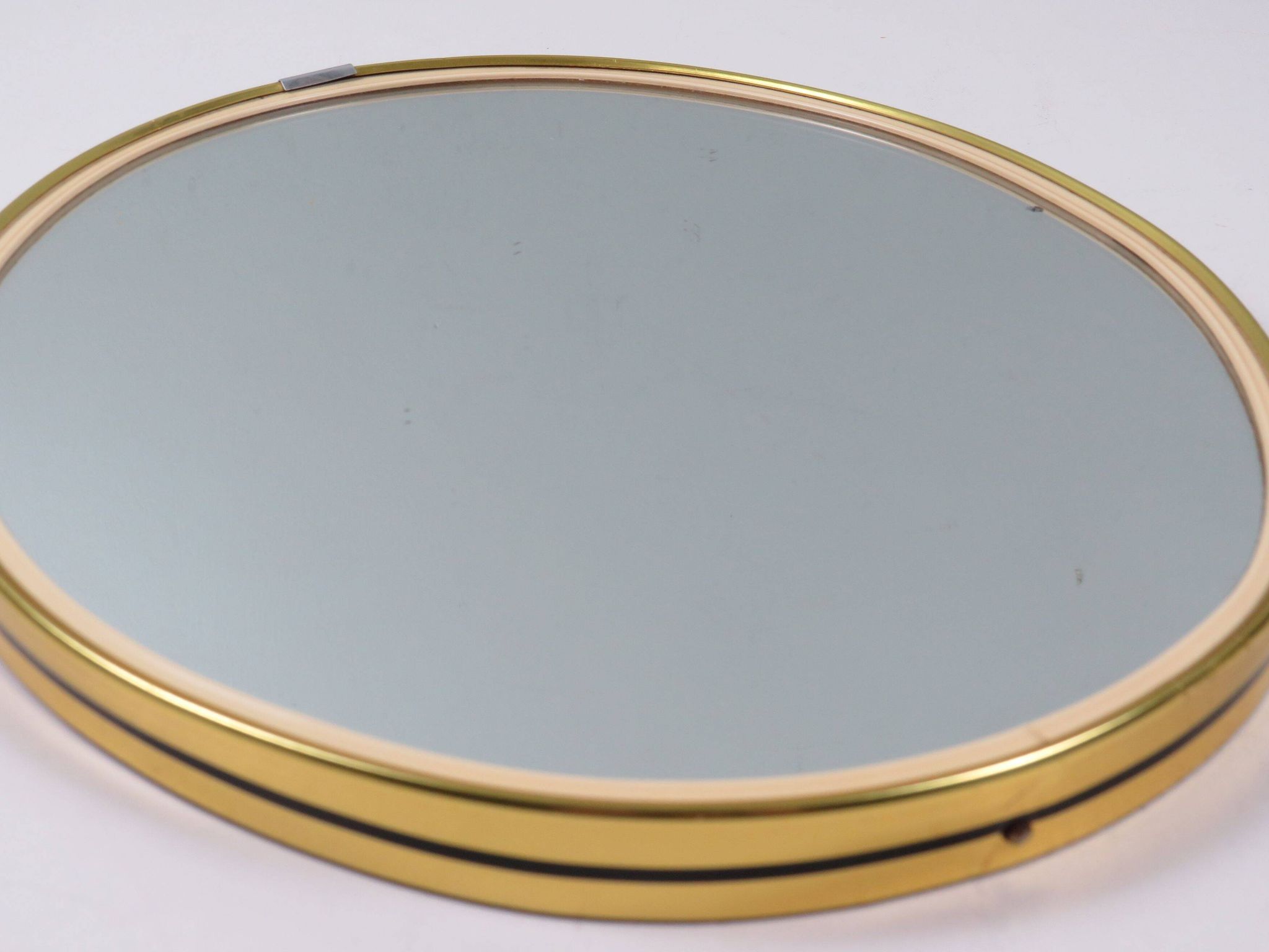 Vintage oval mirror – gold and elegance of the 50s-60s